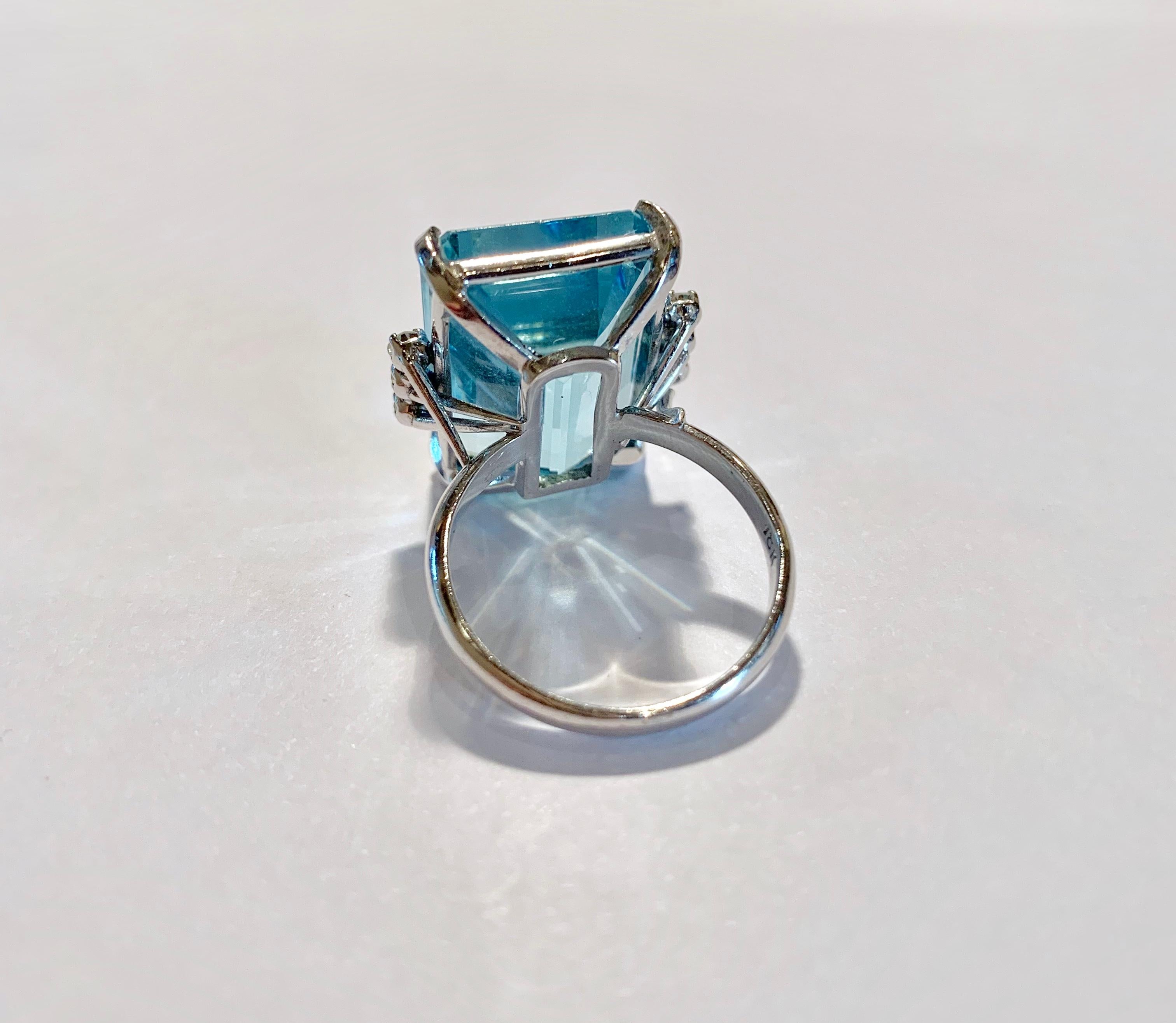 Retro 16.5 Carat Emerald Shape Aquamarine Diamonds Cocktail 18 Karat Gold Ring 1