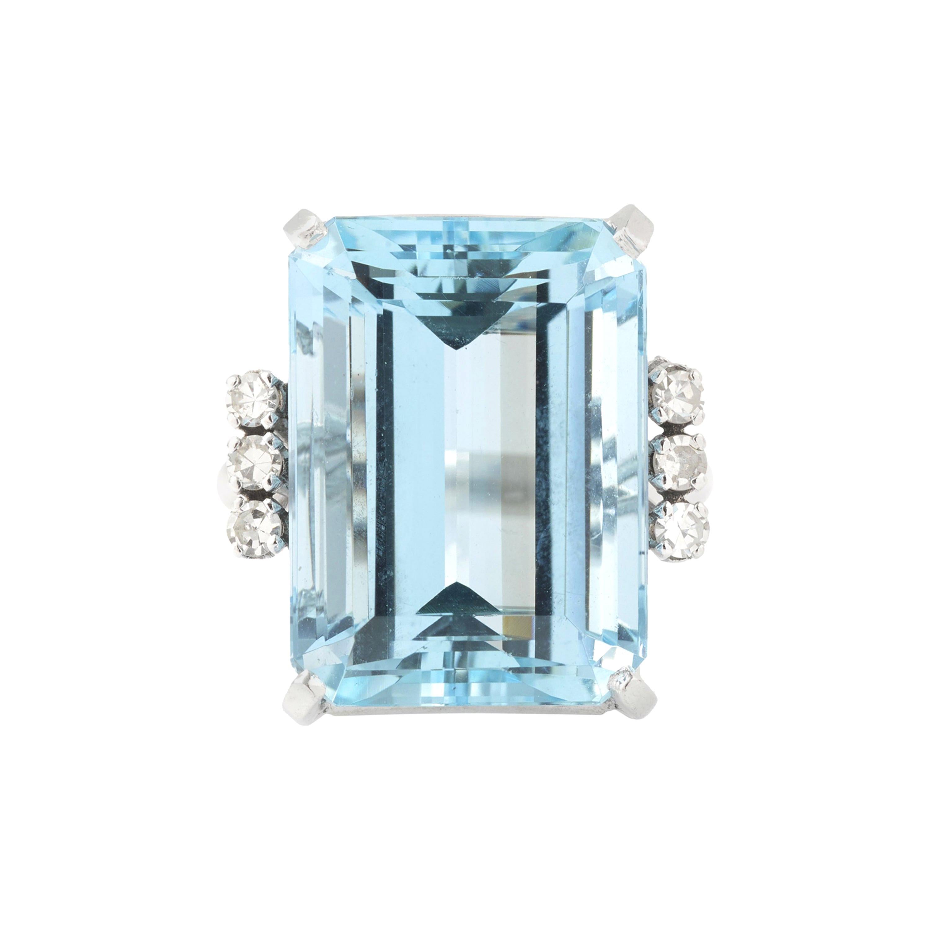 Retro 16.5 Carat Emerald Shape Aquamarine Diamonds Cocktail 18 Karat Gold Ring