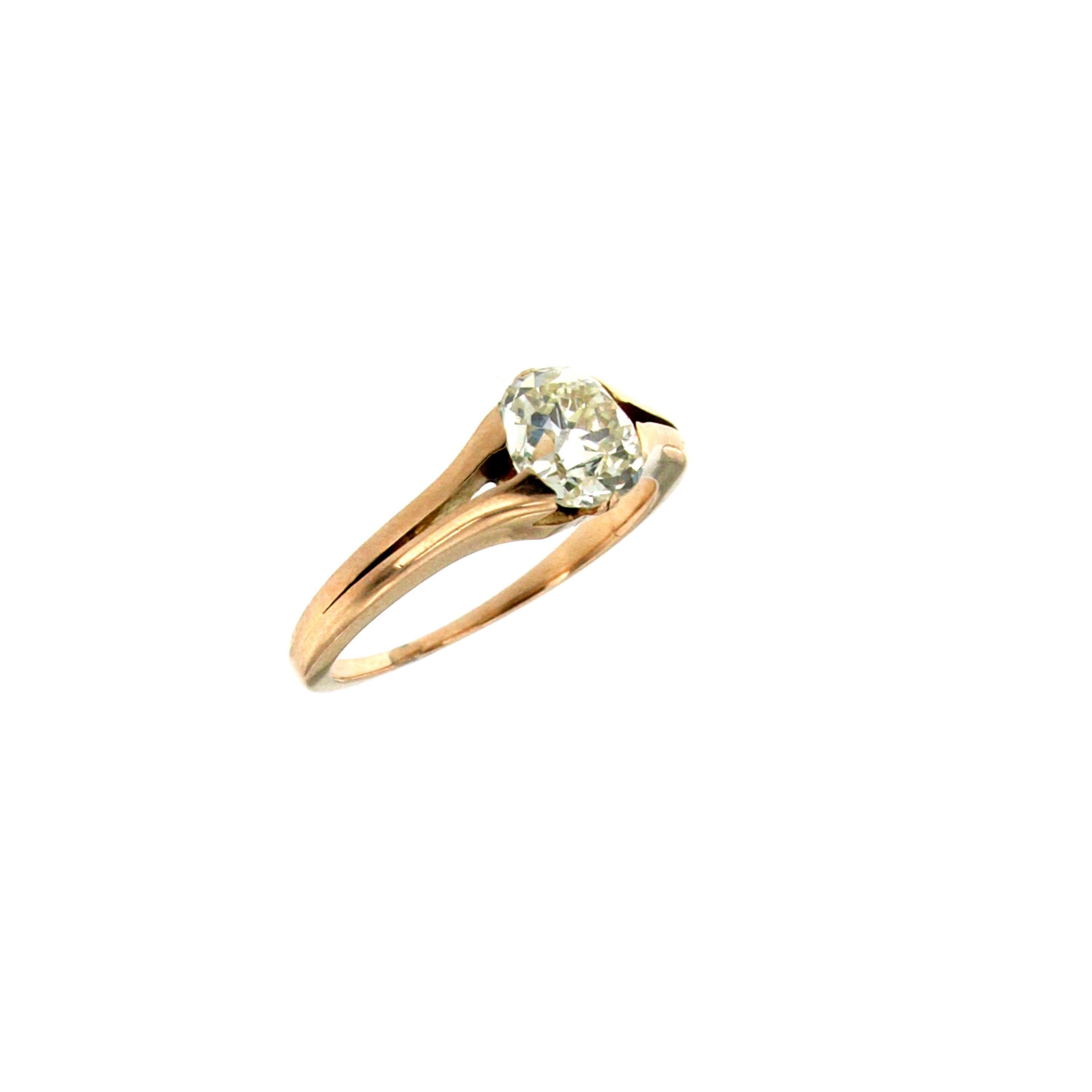 Simple and Beautiful unisex ring made of 18k rose Gold, made in Italy circa 1950.

It is set with one full of charme sparkling old mine cut Diamond of 1,70 carat Graded I/J color Si clarity.

CONDITION: Pre-Owned - Excellent 
METAL: 18k Gold
GEM