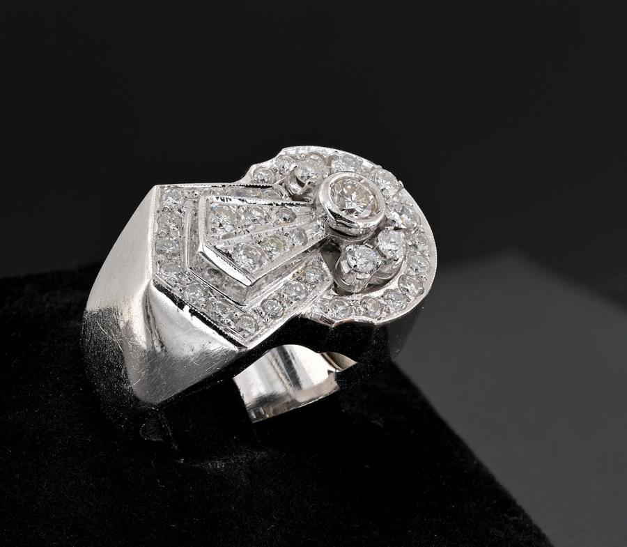 Retro 1.73 Ct Diamond Bold buckle ring In Good Condition For Sale In Napoli, IT