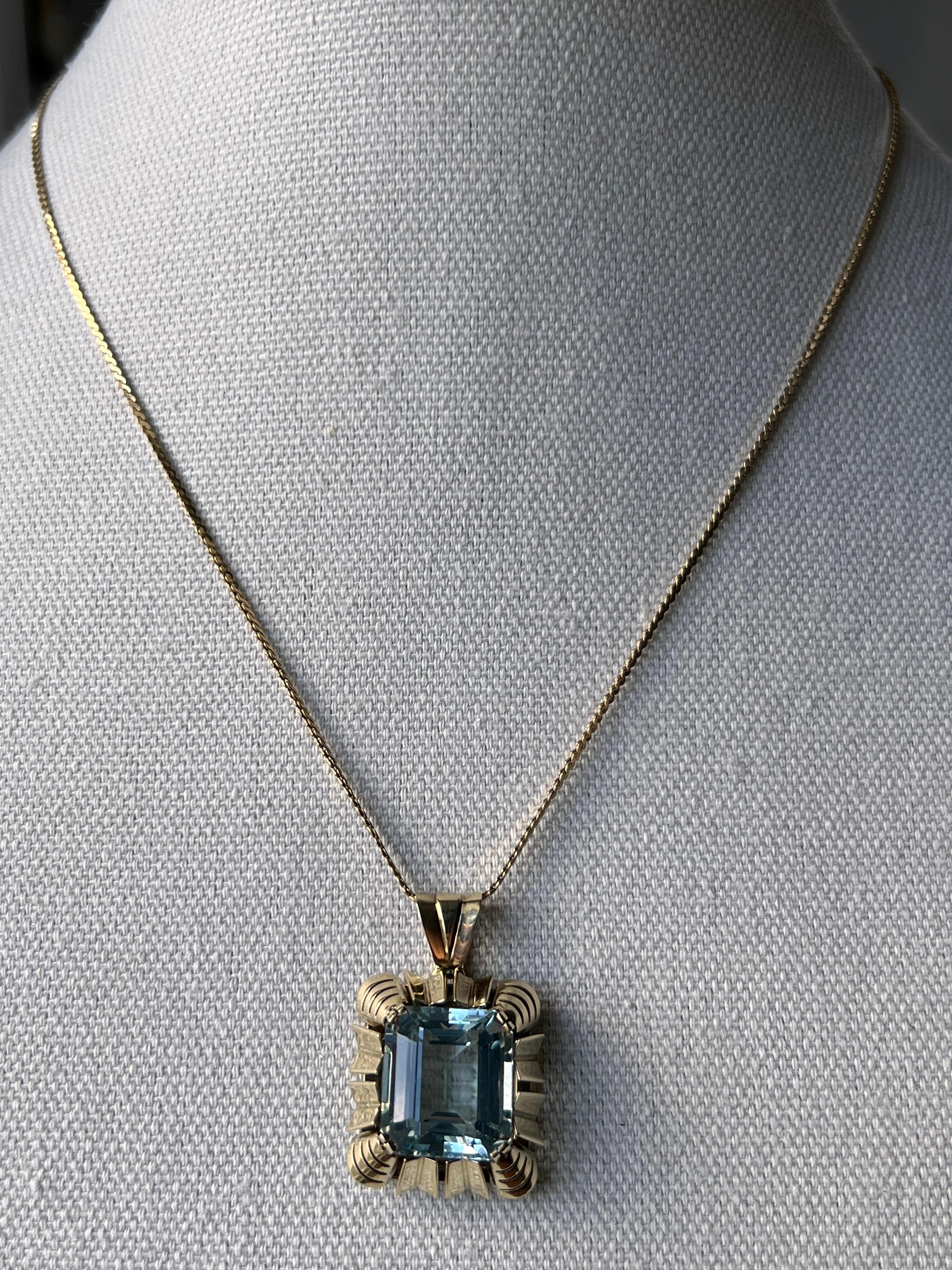 Ein Retro-Anhänger aus 14 Karat Gelbgold aus den 1940er Jahren, besetzt mit einem auffälligen Aquamarin im Smaragdschliff, der etwa 16,37 x 14,81 mm misst und geschätzte 17,48 Karat wiegt. Der Aquamarin zeigt den kühlen, wässrigen Blauton, der bei