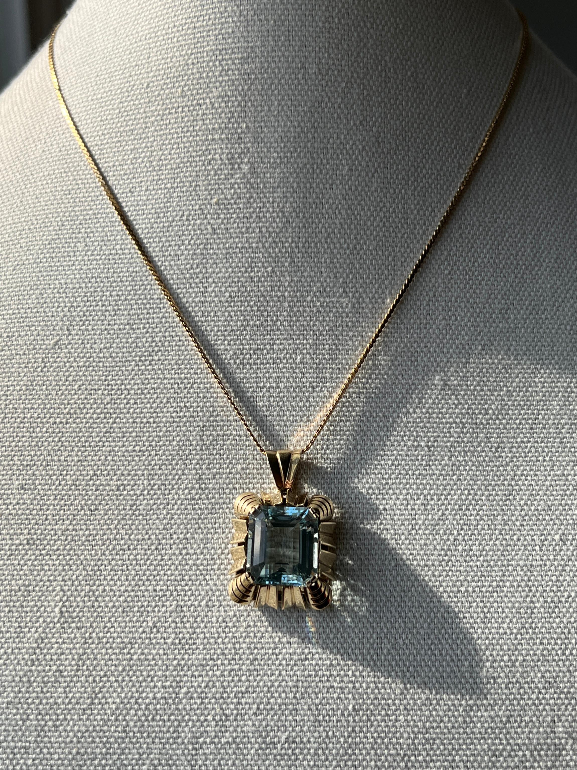 Retro 17,48 Karat Smaragdschliff Aquamarin & 14k Gelbgold Anhänger 1940s für Damen oder Herren im Angebot