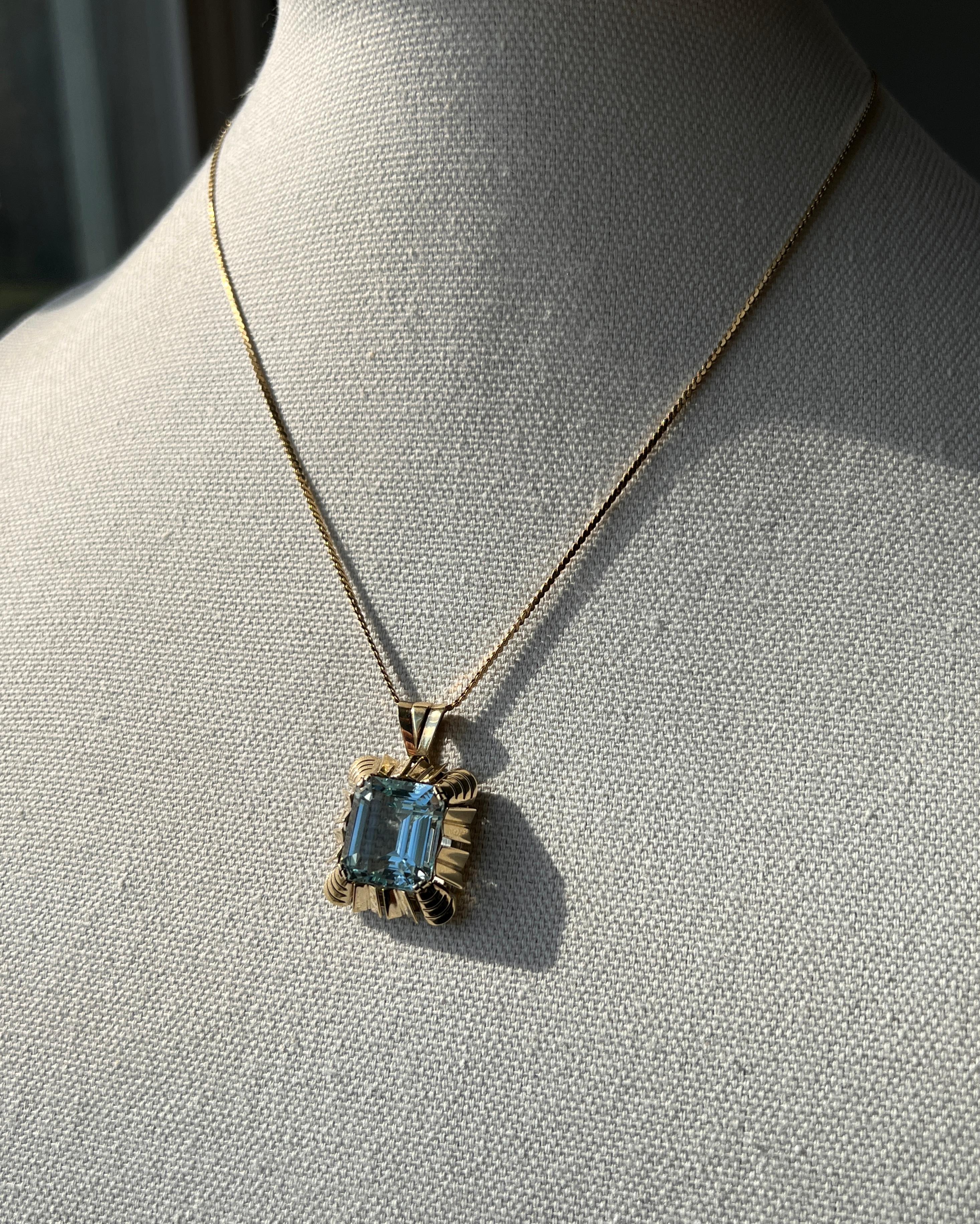 Retro 17,48 Karat Smaragdschliff Aquamarin & 14k Gelbgold Anhänger 1940s im Angebot 1