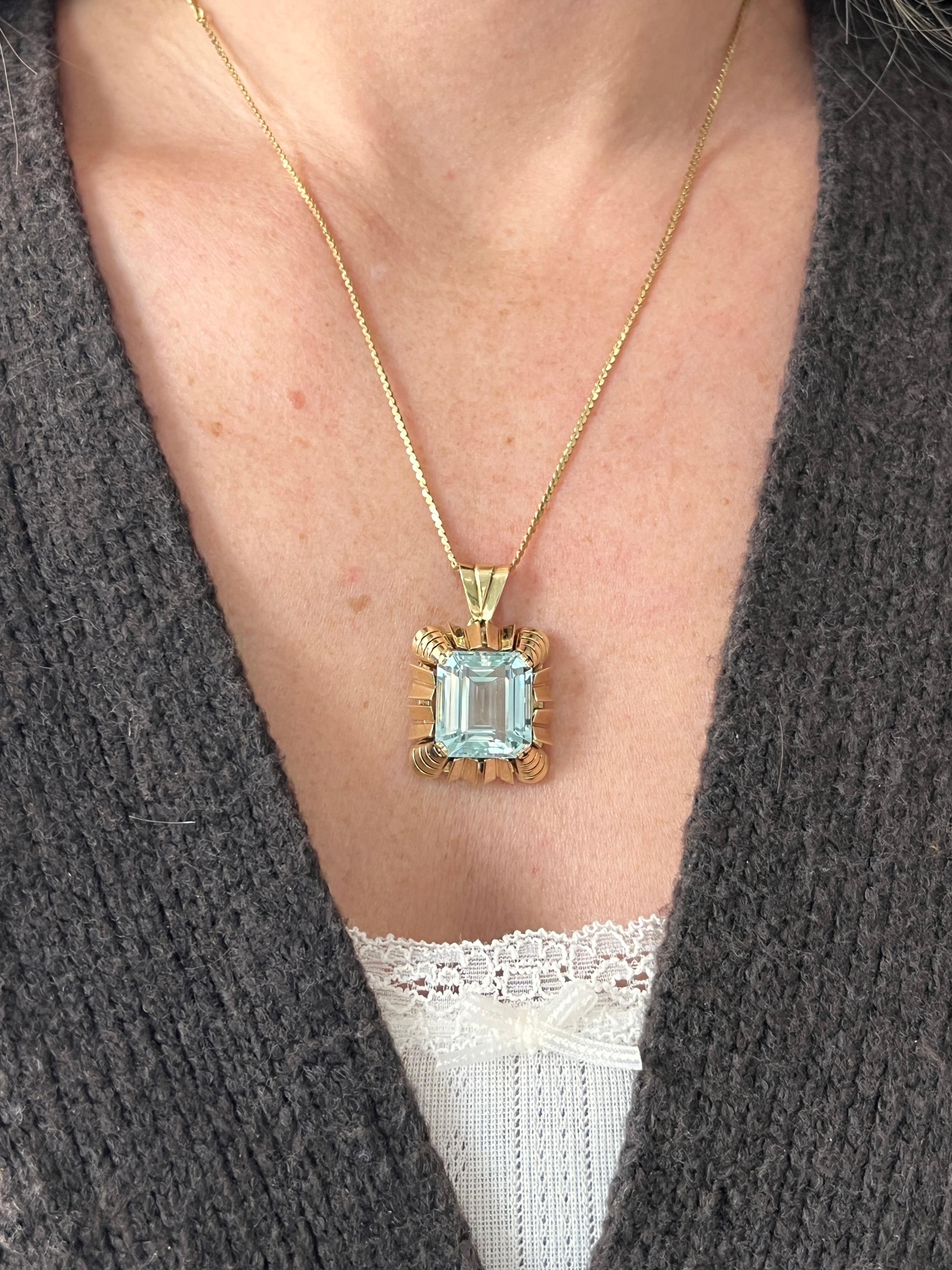 Retro 17,48 Karat Smaragdschliff Aquamarin & 14k Gelbgold Anhänger 1940s im Angebot 2