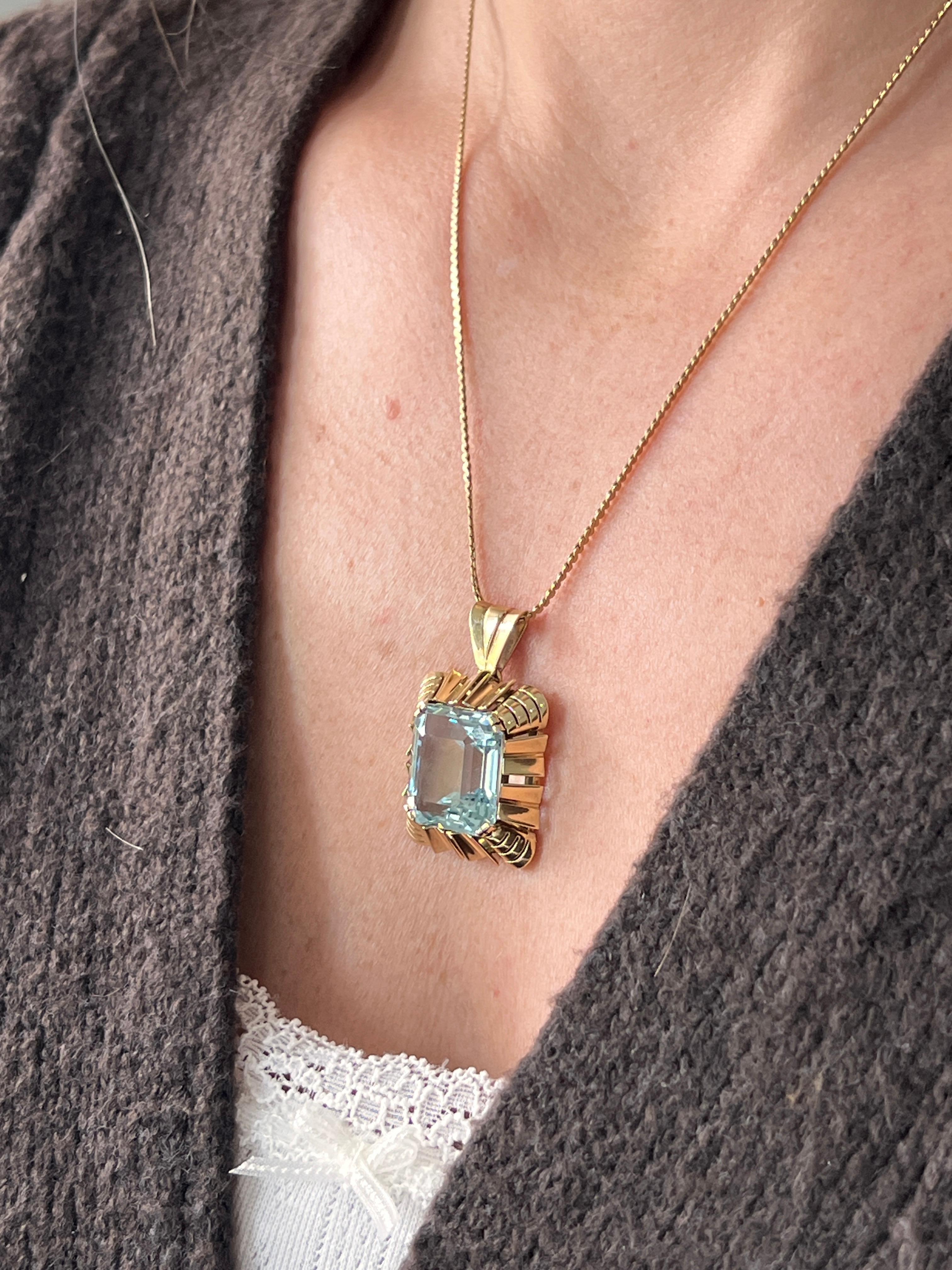 Retro 17,48 Karat Smaragdschliff Aquamarin & 14k Gelbgold Anhänger 1940s im Angebot 3