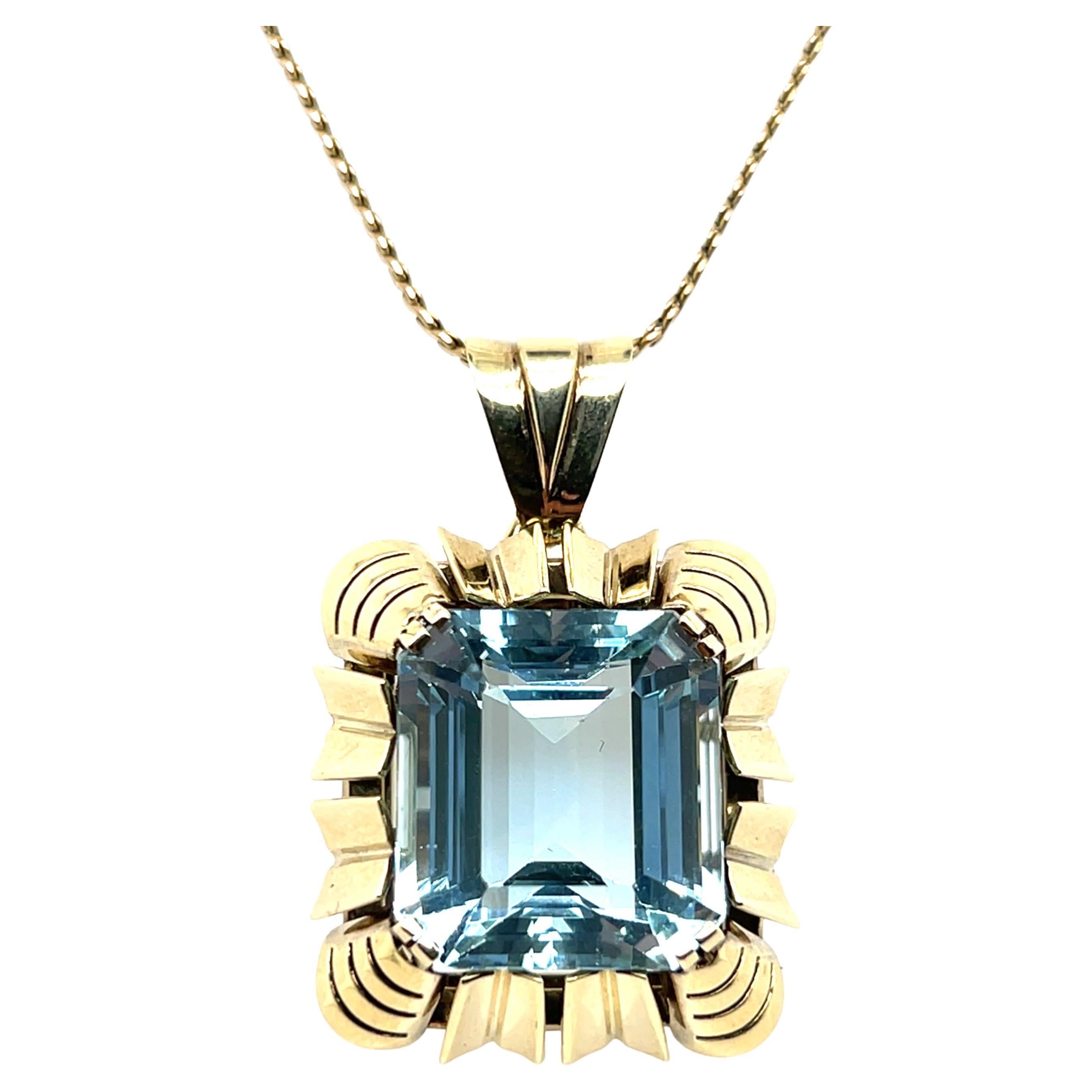 Retro 17.48 Carat Emerald Cut Aquamarine
14k Yellow Gold Pendentif 1940s