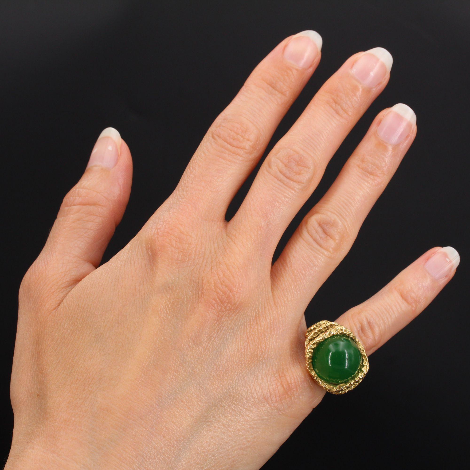 Ring in 18 karat yellow gold.
Important retro ring, it is decorated with a cabochon of chrysoprase retained by a scroll, in fall, openwork and engraved.
Weight of the chrysoprase : 18 carats approximately.
Height : 18,1 mm approximately, width :