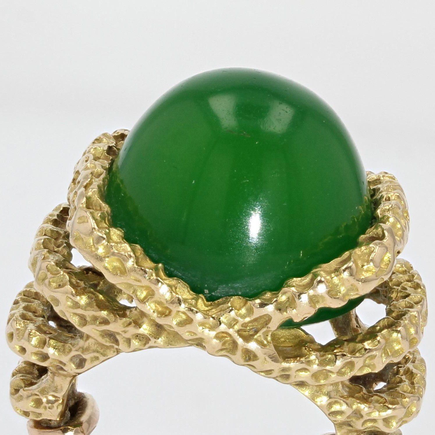 Retro 18 Carat Chrysoprase Chiseled 18 Karat Yellow Gold Ring In Good Condition For Sale In Poitiers, FR