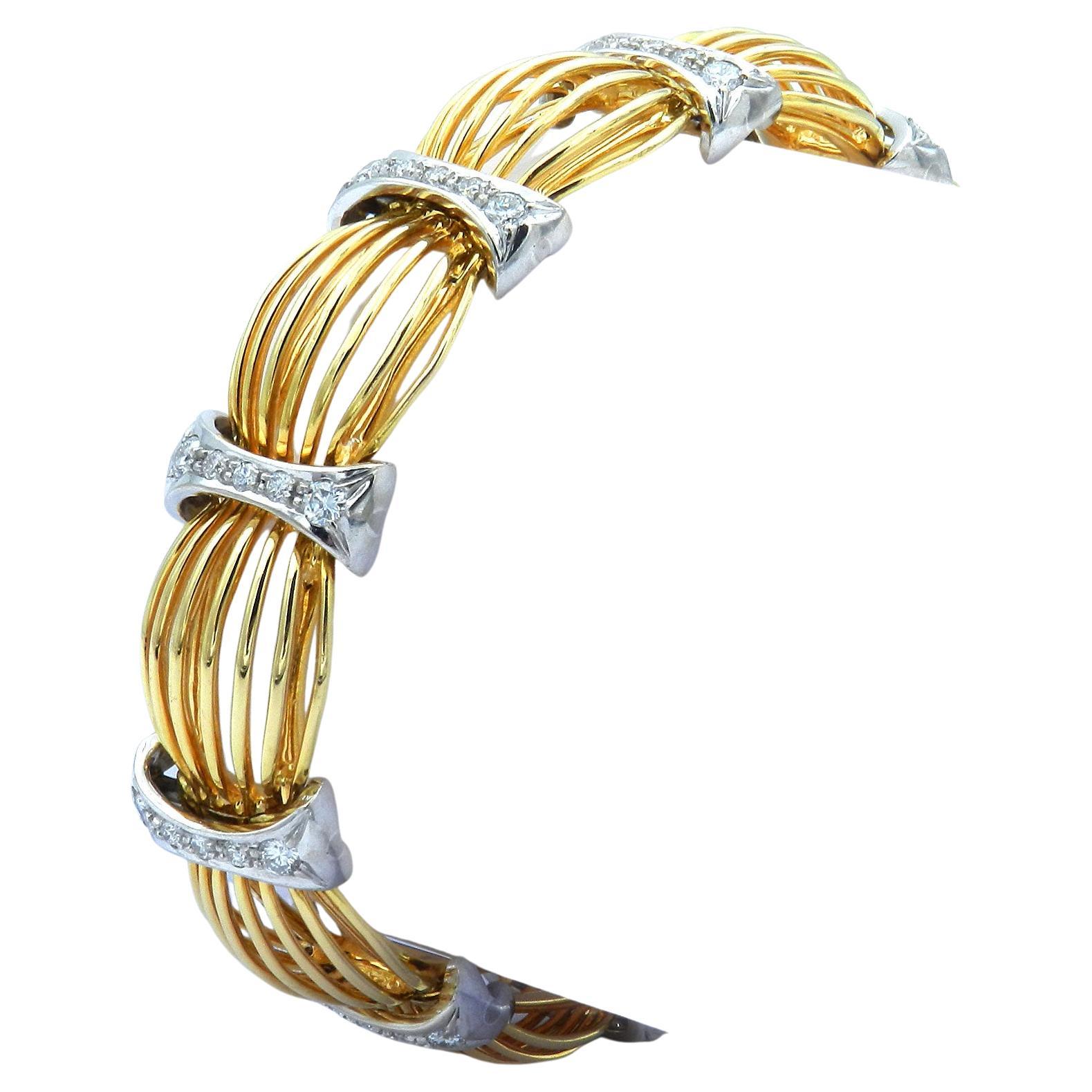 Retro 1,8 Karat Diamant-Gliederarmband aus 18 Karat zweifarbigem Gold, um 1950

Elegantes Diamantarmband aus 18 Karat Roségold, dessen lineare, durchbrochene Glieder von weißgoldenen, mit insgesamt 50 Brillanten besetzten Stegen gebündelt werden,
