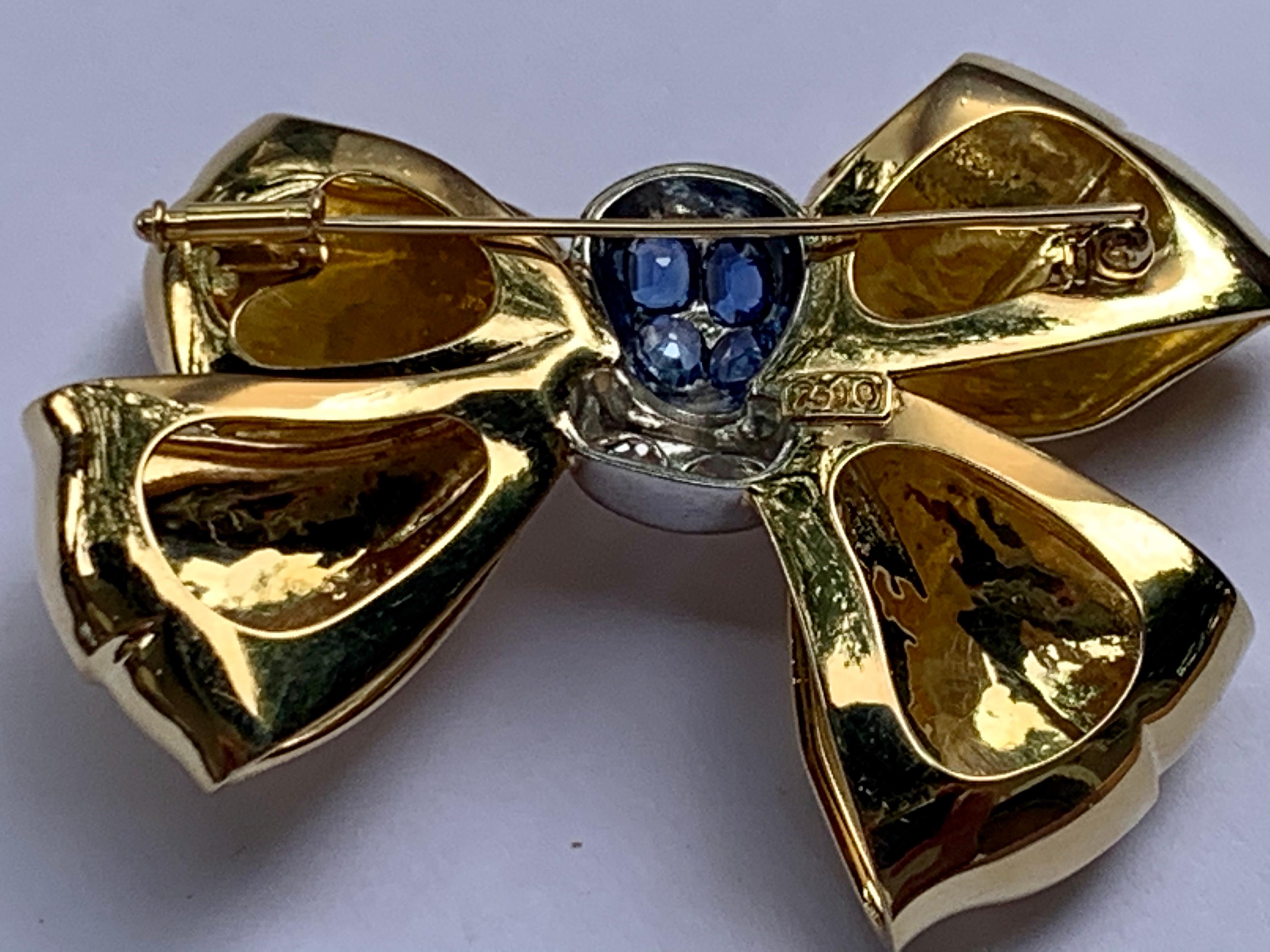 Retro 18 Karat Yellow Gold Bow Brooch with Sapphires and Diamonds For Sale 1