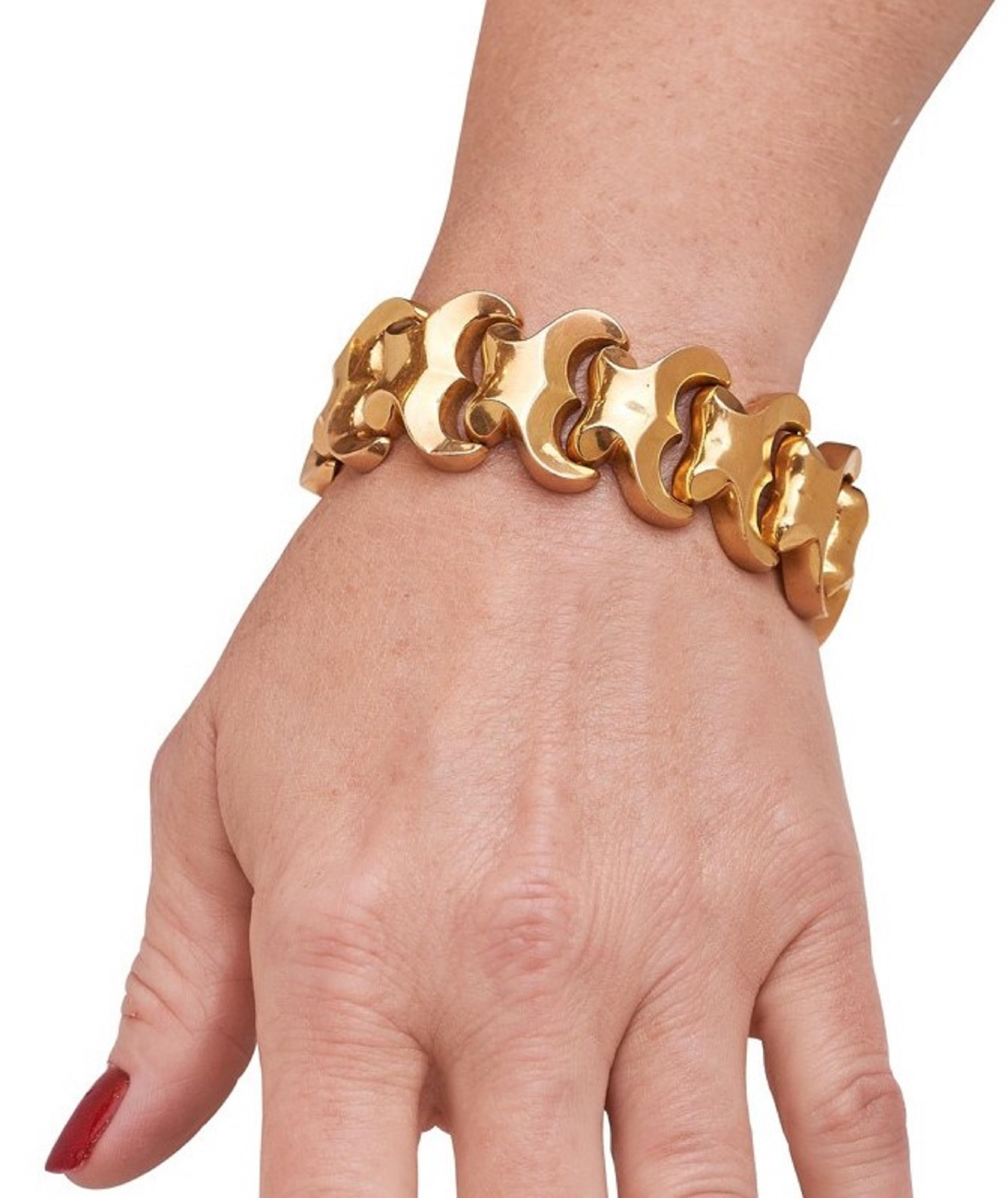 Retro 18 karat gold bracelet in a scallop design, constructed of independently moving links. Stamped with the markings: 3 VI, 750, FOB.
 A truly interesting bracelet!

Weighs 41.7 Grams. 
Will fit wrist up to approximately 7 1/2 inches. 