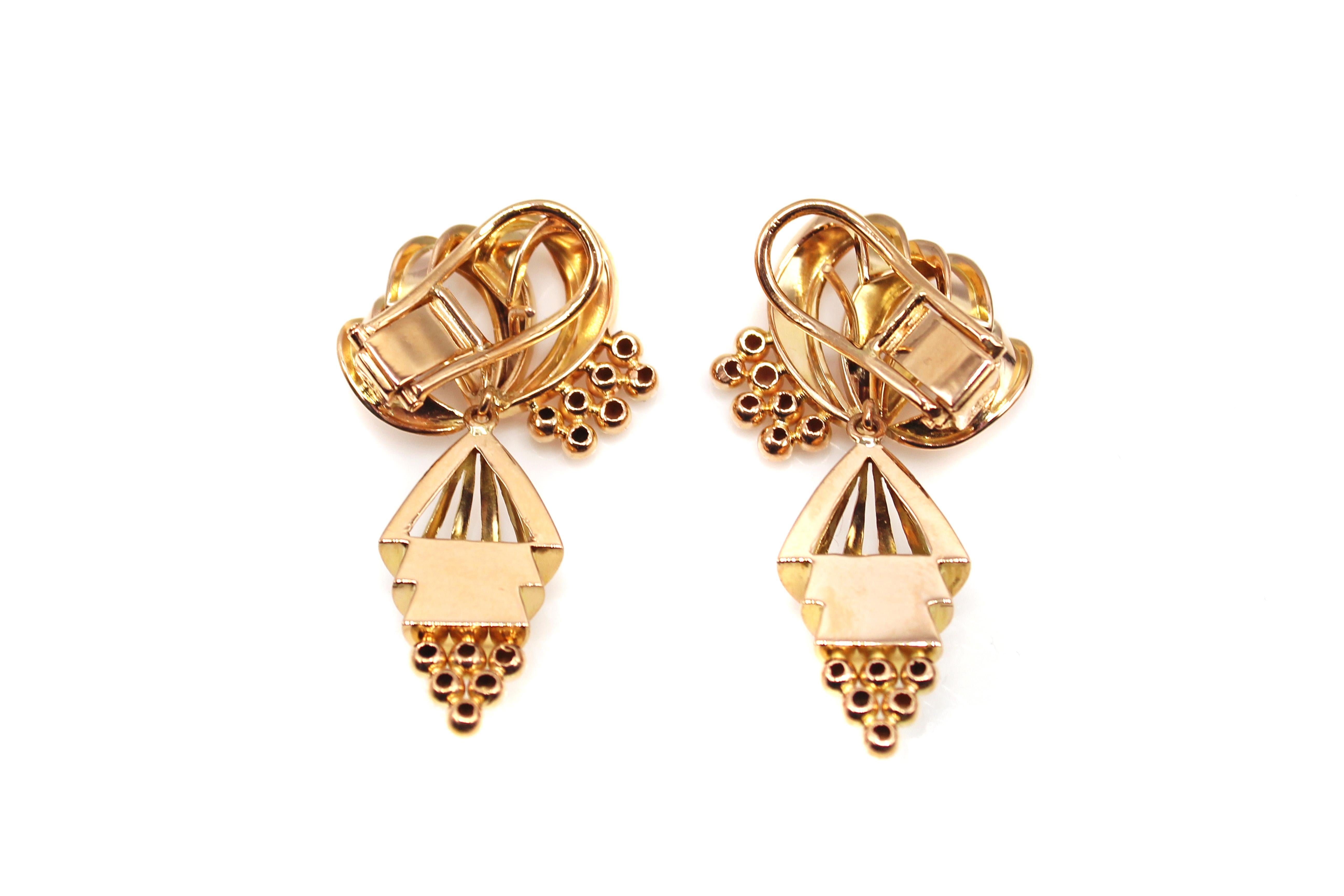 These chic Retro ear clips from ca. 1945 have been wonderfully handcrafted in 18 karat rose gold with the typical abstract designs of this era. While the top has 3 ribbon-like elements with polished gold beads on the edge - giving them a