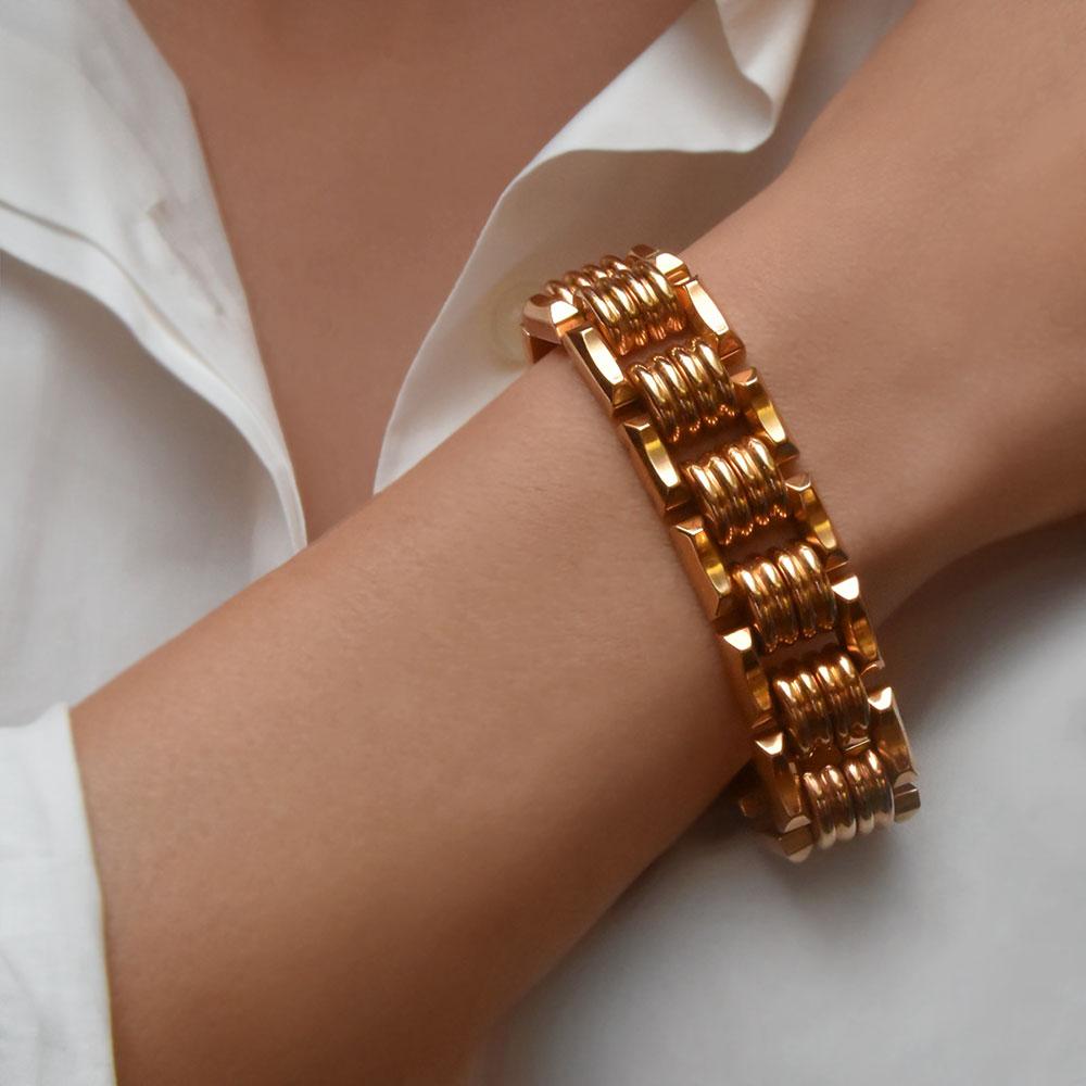 Presenting this exquisite vintage Retro style 18 KT rose gold high polished link bracelet. The bracelet is designed with 13 links that have ribbed center sections. When the bracelet is locked the clasp is invisible., and there is a safety chain. The