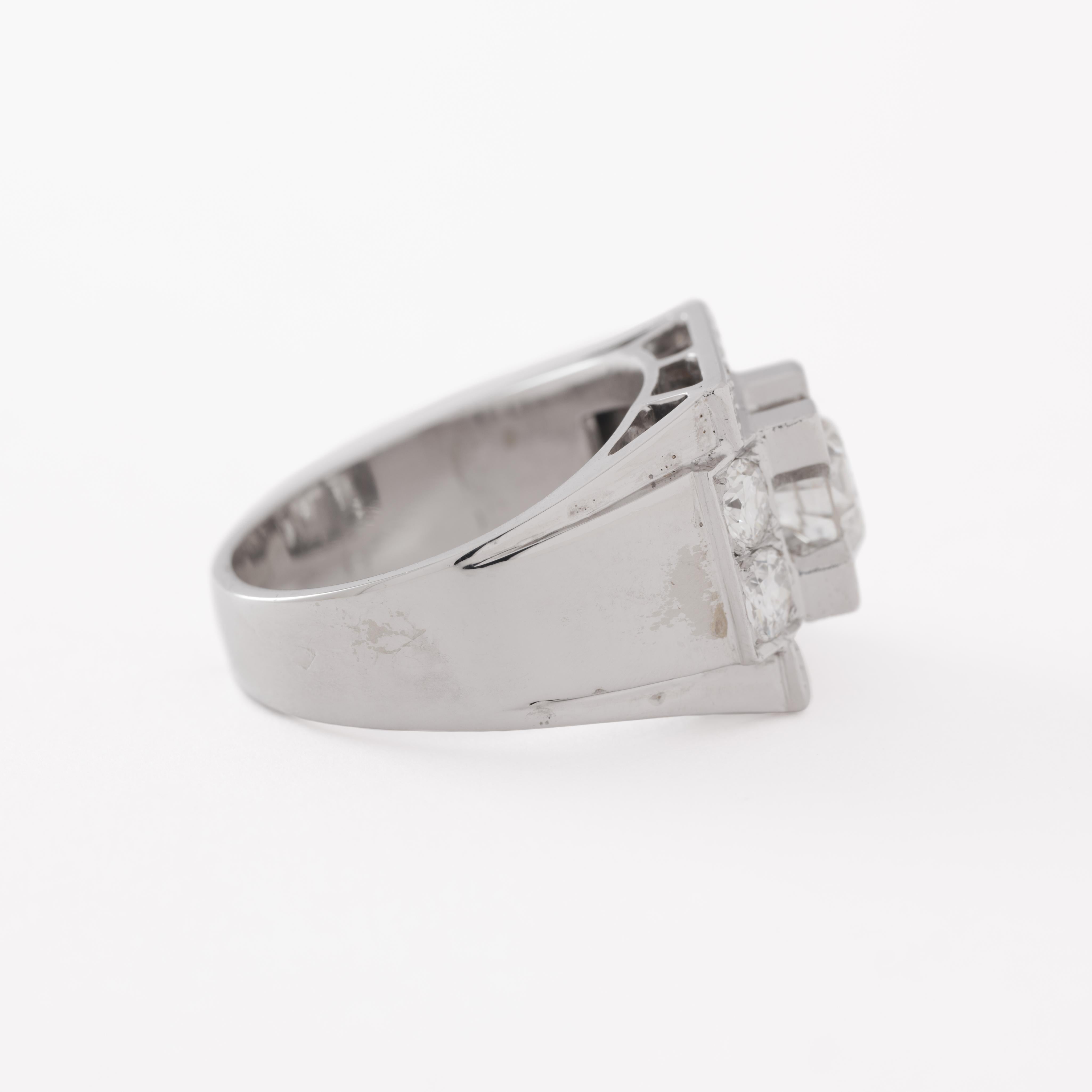 Taglio rotondo Anello francese retrò con serbatoio in oro bianco 18 carati e diamanti da 2,50 carati in vendita