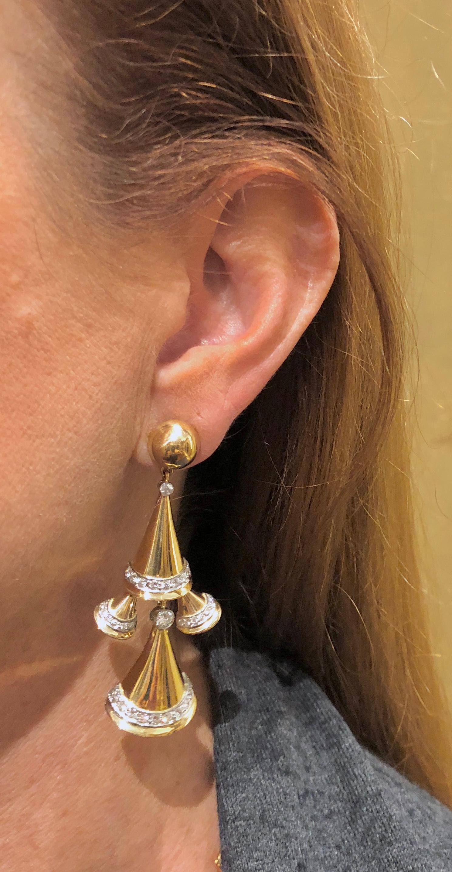 Women's or Men's Retro 18 Karat Yellow Gold and Diamond Earrings
