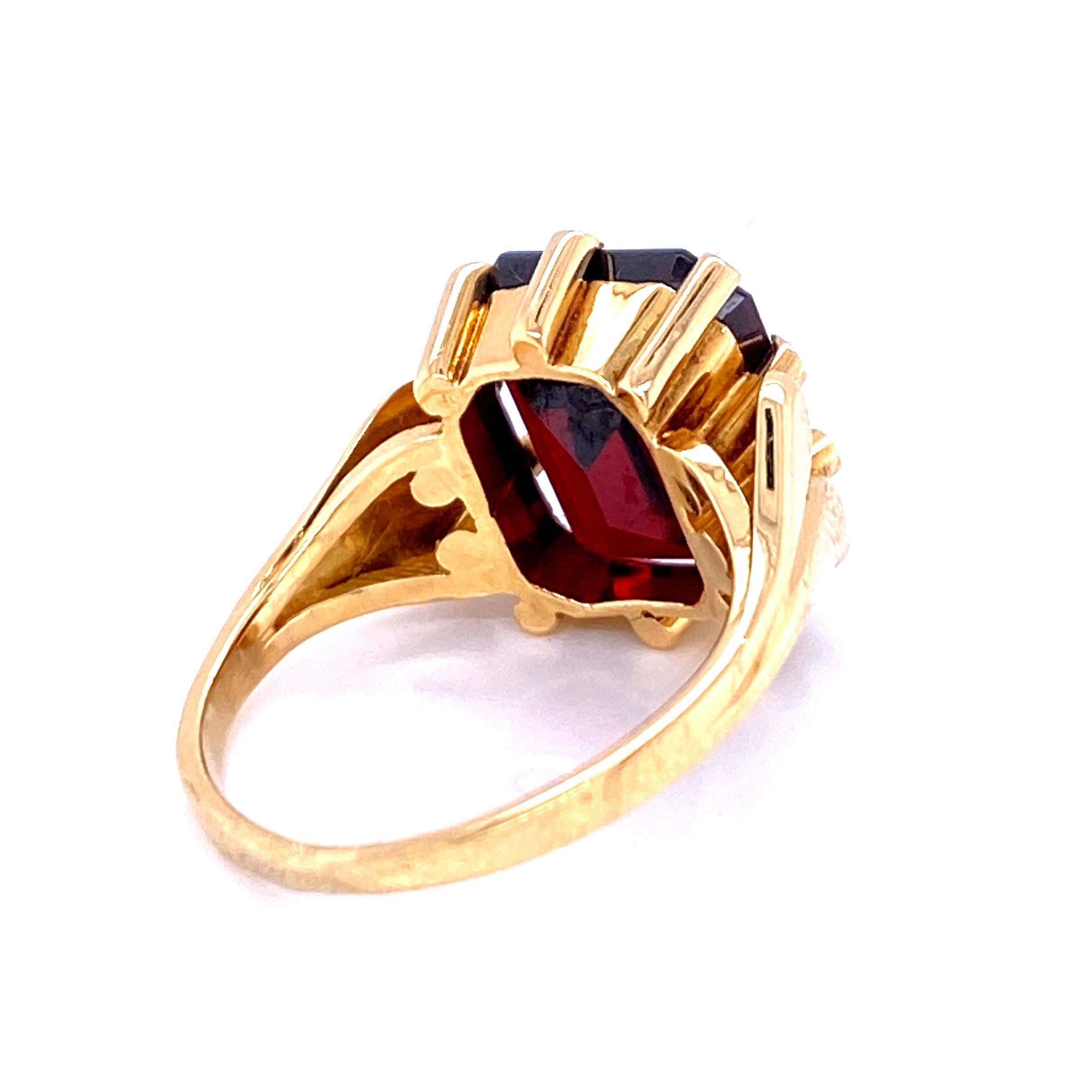 Retro 18 Karat Yellow Gold Emerald Cut Garnet Ring In Good Condition In Towson, MD