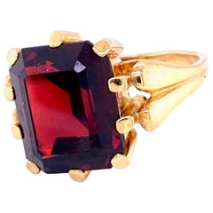 Retro 18 Karat Yellow Gold Emerald Cut Garnet Ring
