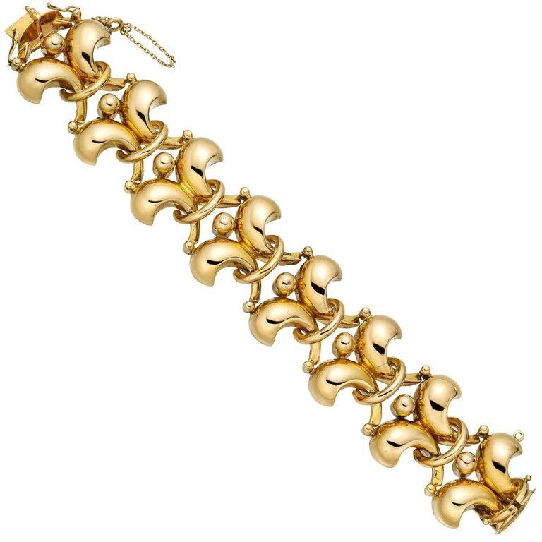 Fine Retro link bracelet, composed of domed fleur-de-lis motif links in polished 18k yellow gold.

Gold safety chain at clasp
76.5 grams
7.25