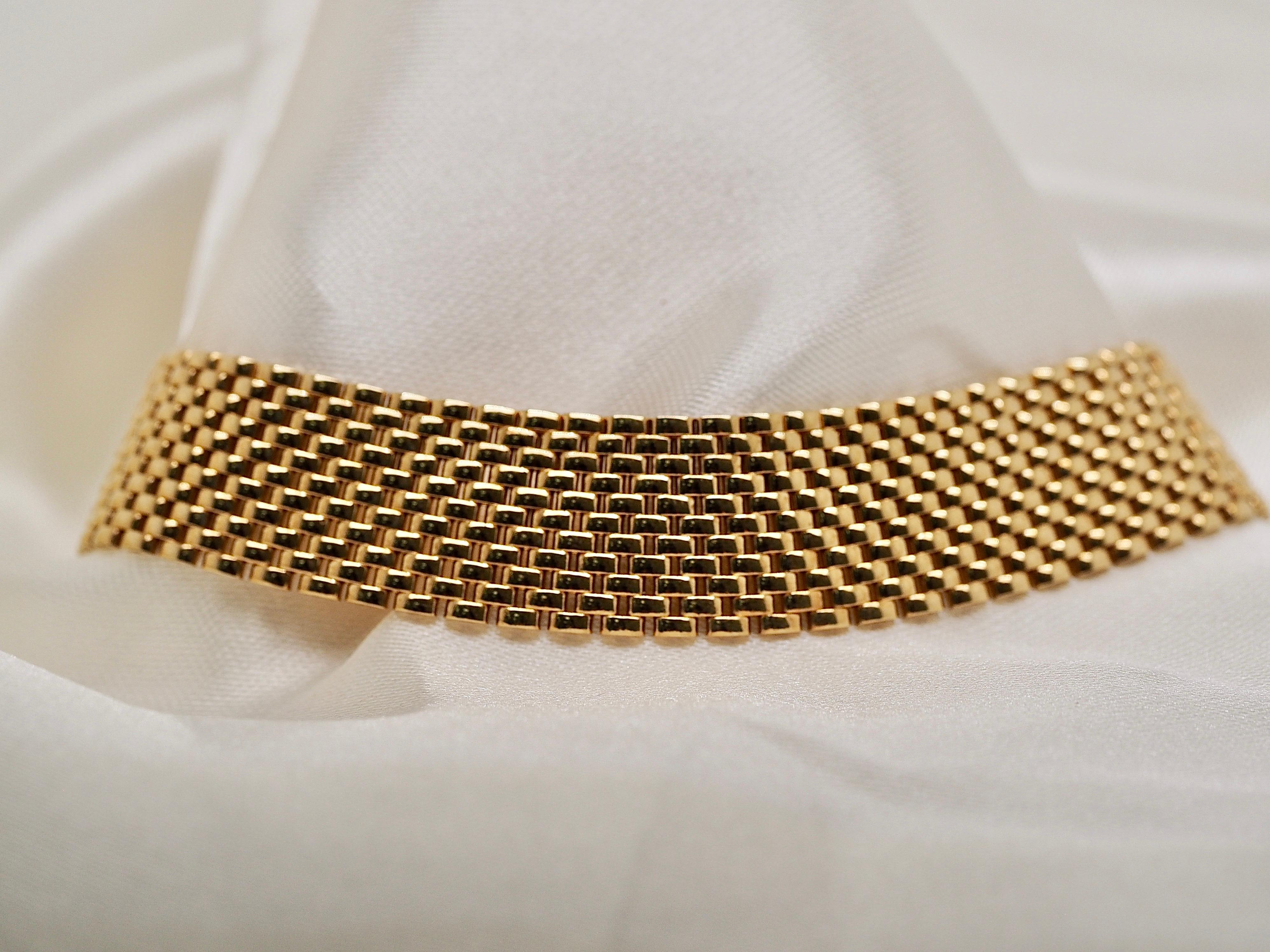 Retro 18 Karat Yellow Gold Wheat Mesh Bracelet, Italian Vintage. This Mesh vintage bracelet is in excellent condition and is a true one of a kind piece. The way this lays is absolute perfection conforming to the perfect fit.

Item Details:
Metal