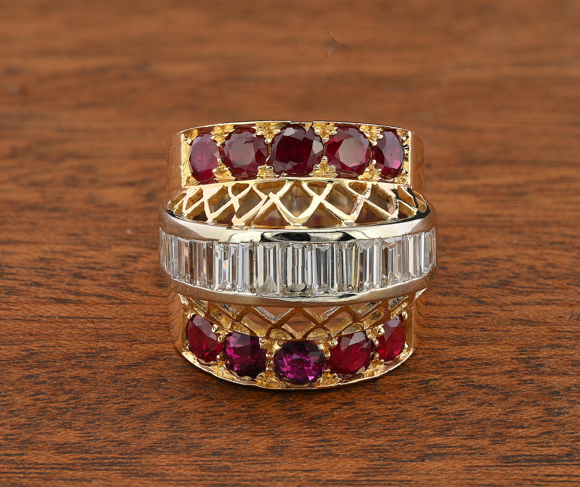 Cette magnifique bague rétro date de 1940 circa
Fascinante combinaison de rubis naturels et de diamants baguettes étincelants donnant vie à un design vintage exclusif, audacieux et efficace pour attirer l'attention.
Fabriqué à la main comme un