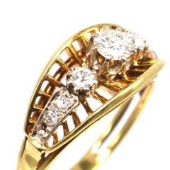 Anillo retro de oro de 18 quilates con diamantes y galería calada en forma de abanico