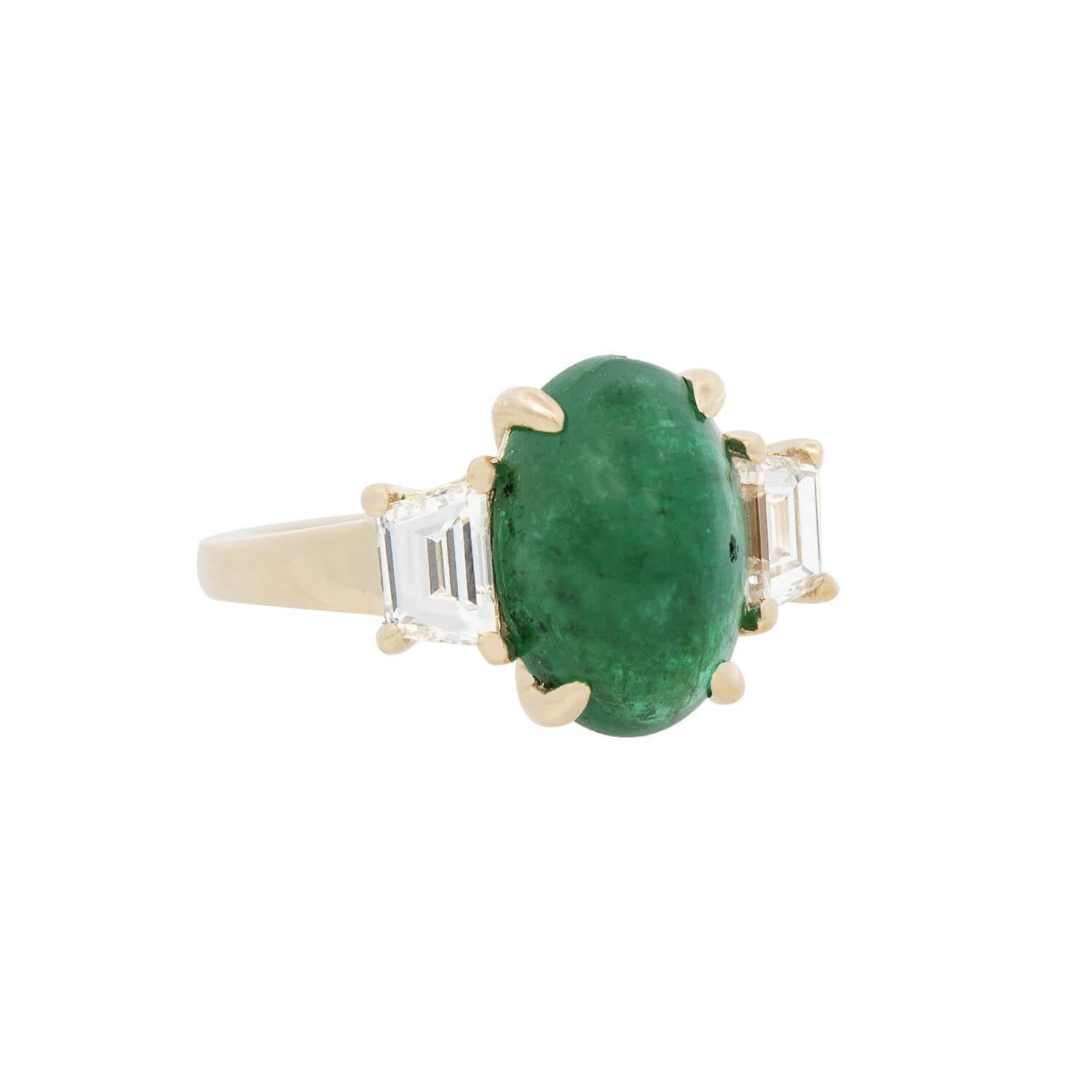 ¡Un precioso anillo vintage de esmeraldas y diamantes de los años 50! Fabricado en brillante oro amarillo de 18 quilates, el anillo presenta en el centro una esmeralda de un exquisito y vivo color verde, que es una piedra de talla ovalada y tiene un