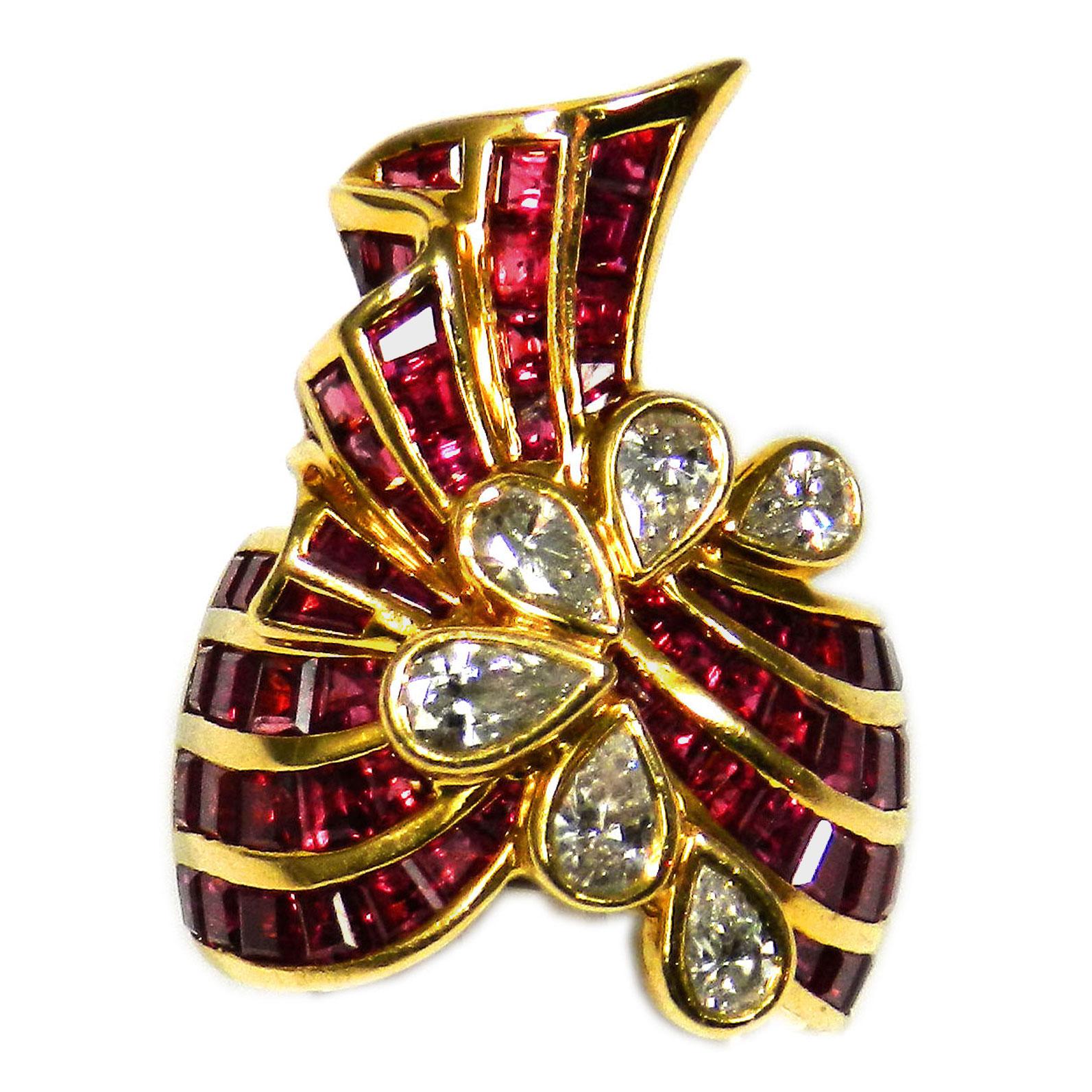 Retro 18K gold 4 carat ruby ​​and diamond cocktail ring , circa 1940

Very distinctive cocktail ring, designed as a winding loop, completely set with ruby ​​squares totaling 4 ct and accentuated with six pear-shaped diamonds of 0.9 ct in total, set
