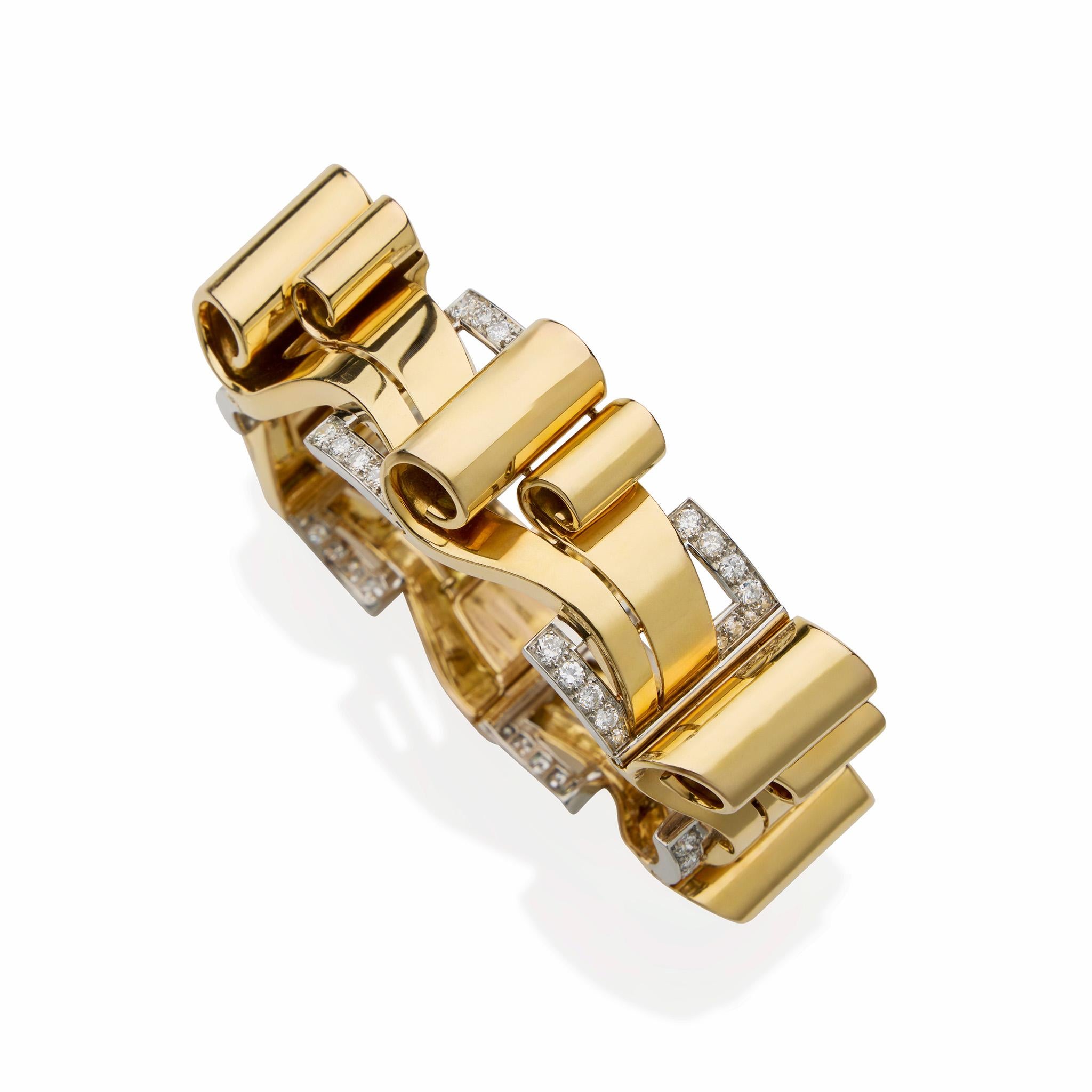 Risalente agli anni '40, questo bracciale in oro 18 carati, platino e diamanti è un esempio del periodo Retro. Il design prevede maglie curve, a scorrimento e a onda in alto rilievo, incastonate su motivi rettangolari di diamanti e fibbie in
