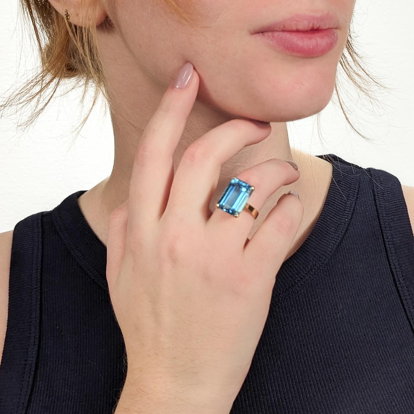 A fine Retro (or Mid-Century) cocktail ring.

In 18k yellow gold.

Prong set in a high basket setting with a large emerald cut blue topaz gemstone.

Simply a wonderful cocktail ring!

Date:
20th Century

Overall Condition:
It is in overall good,
