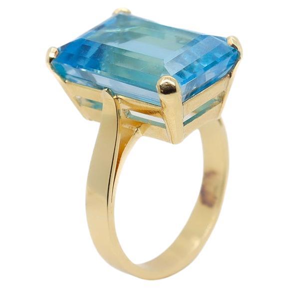 Retro 18K Gold and Emerald Cut Blue Topaz Cocktail Ring For Sale