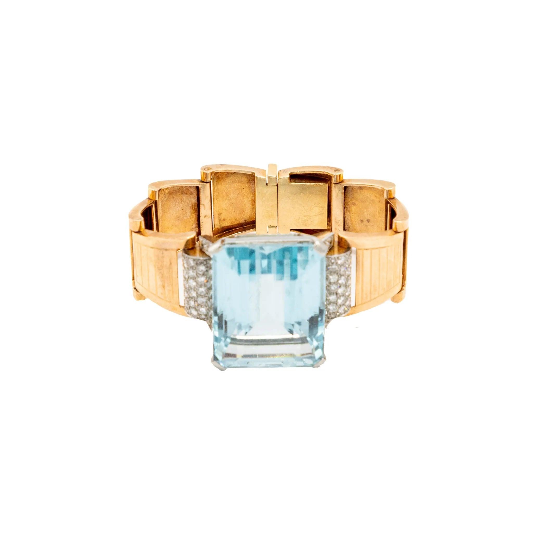 Dieses außergewöhnliche Vintage-Armband aus den 1940er Jahren zeigt in der Mitte einen leuchtenden Aquamarin im Smaragdschliff, der von Diamanten im Brillantpavé flankiert wird, die ihm einen raffinierten Glanz verleihen. Das gegliederte Armband