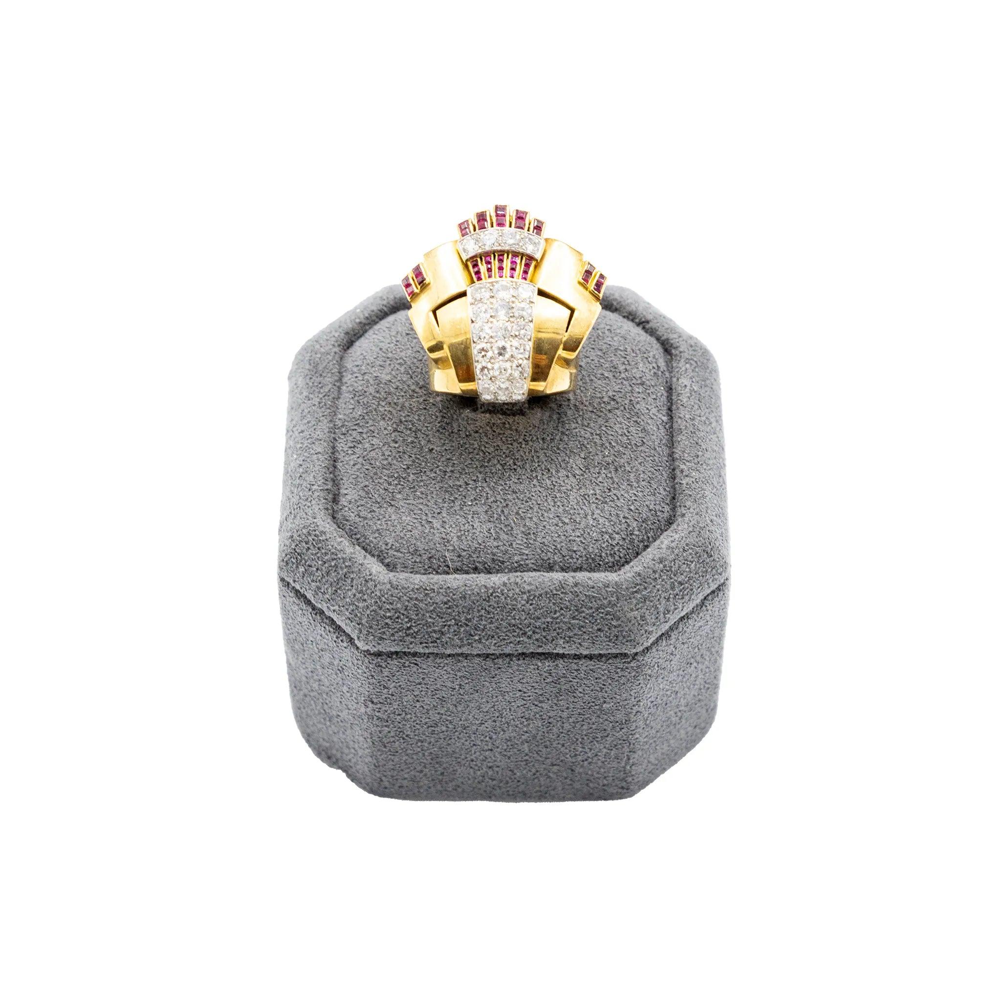 Expression audacieuse du glamour des années 1940, cette bague de cocktail Retro est fabriquée en or jaune 18 carats richement poli et pèse un poids impressionnant de 33,40 grammes. Son design spectaculaire en forme d'éventail est serti de diamants