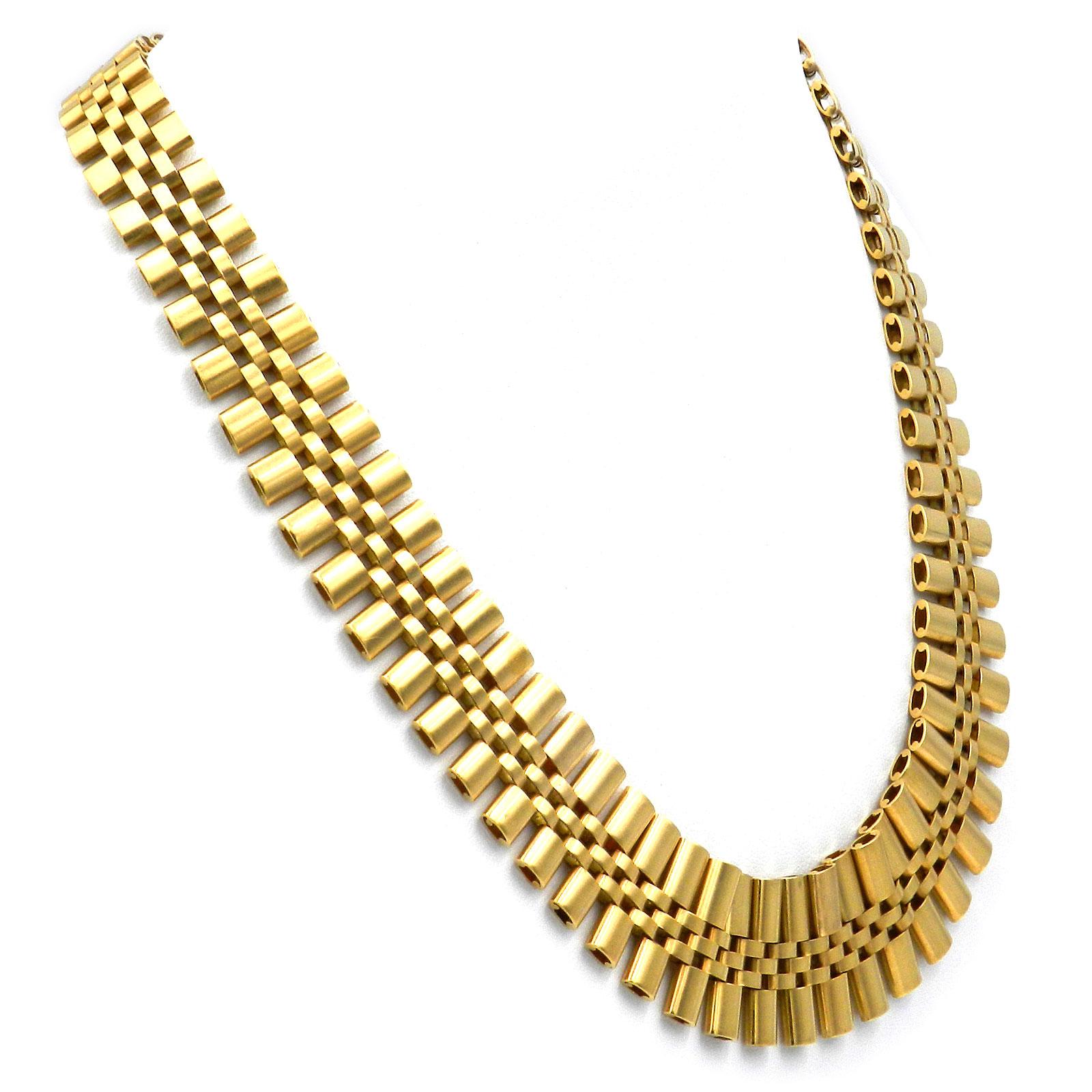 Retro-Halskette aus 18 Karat Gold, um 1960

Dekorative Halskette im etruskischen Stil. Das schwere, flach anliegende Halsband aus hochwertigem Gold besteht aus einzelnen Gliedern in einem Ziegelsteinmuster. Wie ein schmeichelnder Kragen legt sich