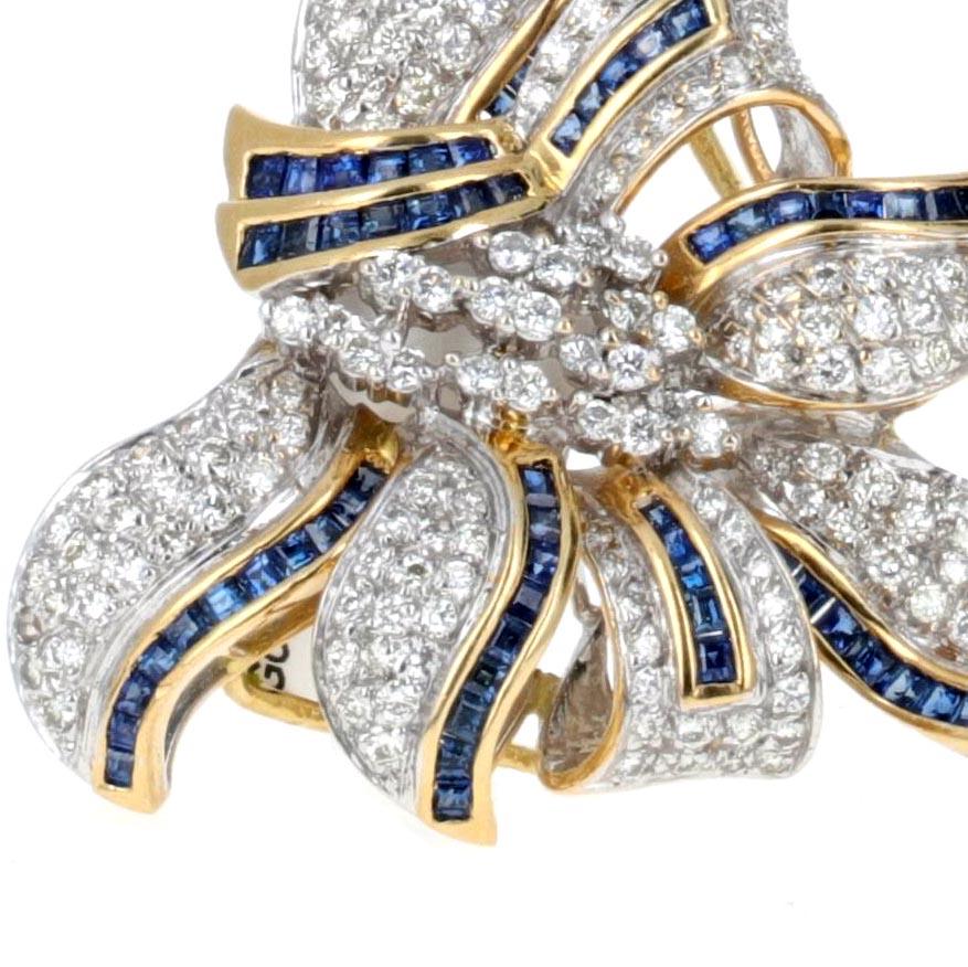 Broche nœud rétro en or jaune et blanc 18K sertie de 176 diamants et de saphirs bleus taillés en escalier. Design/One exquis, élégance intemporelle, 22,7 g.

Cette broche Retro bow est finement travaillée en or jaune et blanc 18 carats, conçue sous