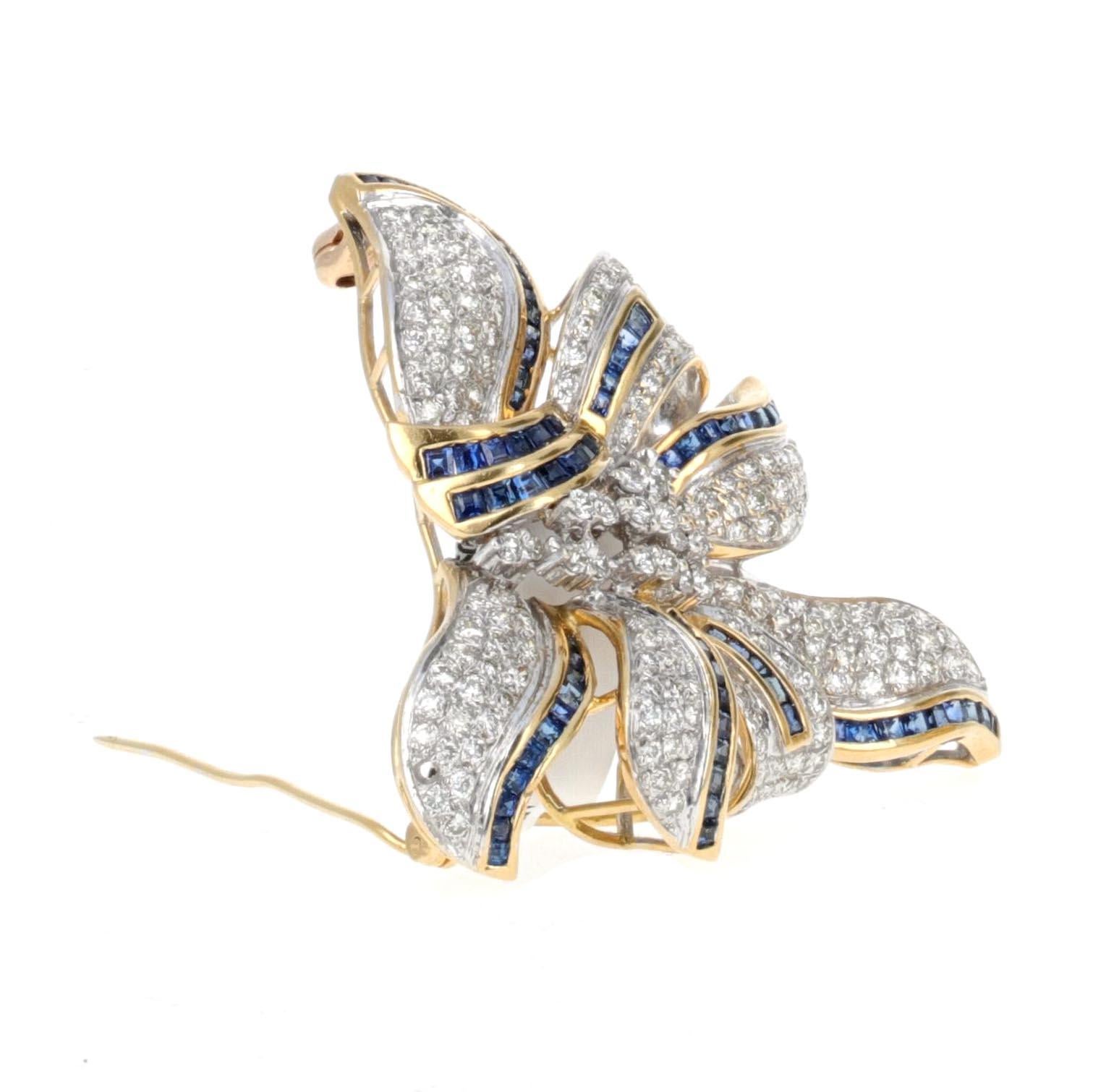 Rétro Broche rétro en or 18K avec diamants et saphirs, c.1950s - Elegant Ribbon Motif i en vente