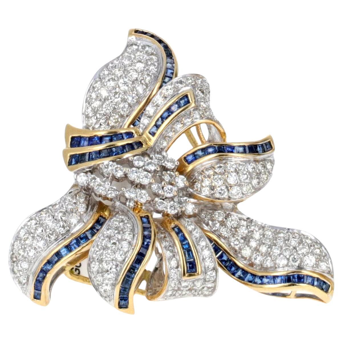 Broche rétro en or 18K avec diamants et saphirs, c.1950s - Elegant Ribbon Motif i en vente