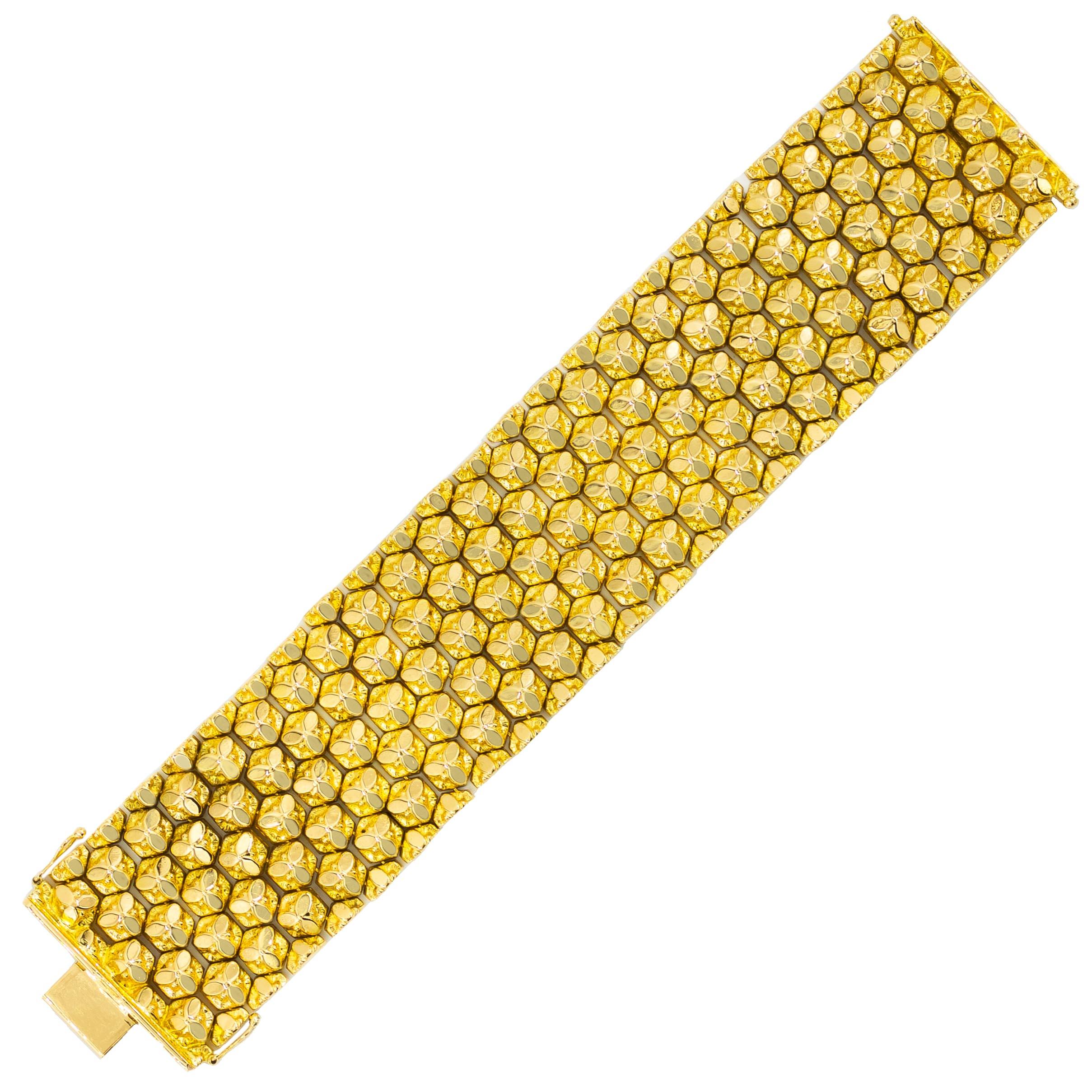 A SUBSTANTIAL 18 KARAT GOLD RETRO HONEYCOMB FLEXIBLE-LINK BRACELET
Designed by Ranzan Romeo, Vincenza, Italy circa 1960s
Item # 111KBJ03E 

An exquisite Retro period honeycomb flexible-link bracelet executed entirely in 18 karat yellow gold with a