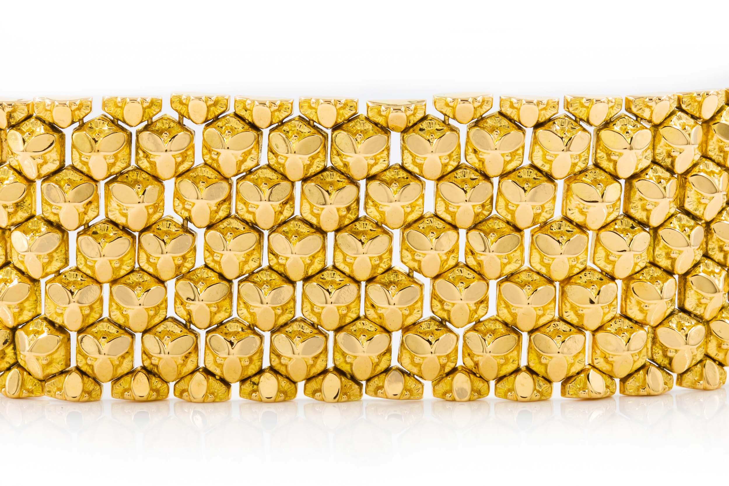 Retro 18k Gold Honeycomb Flexible-Link Bracelet by Ranzan Romeo, Italian c.1960s In Good Condition In Shippensburg, PA
