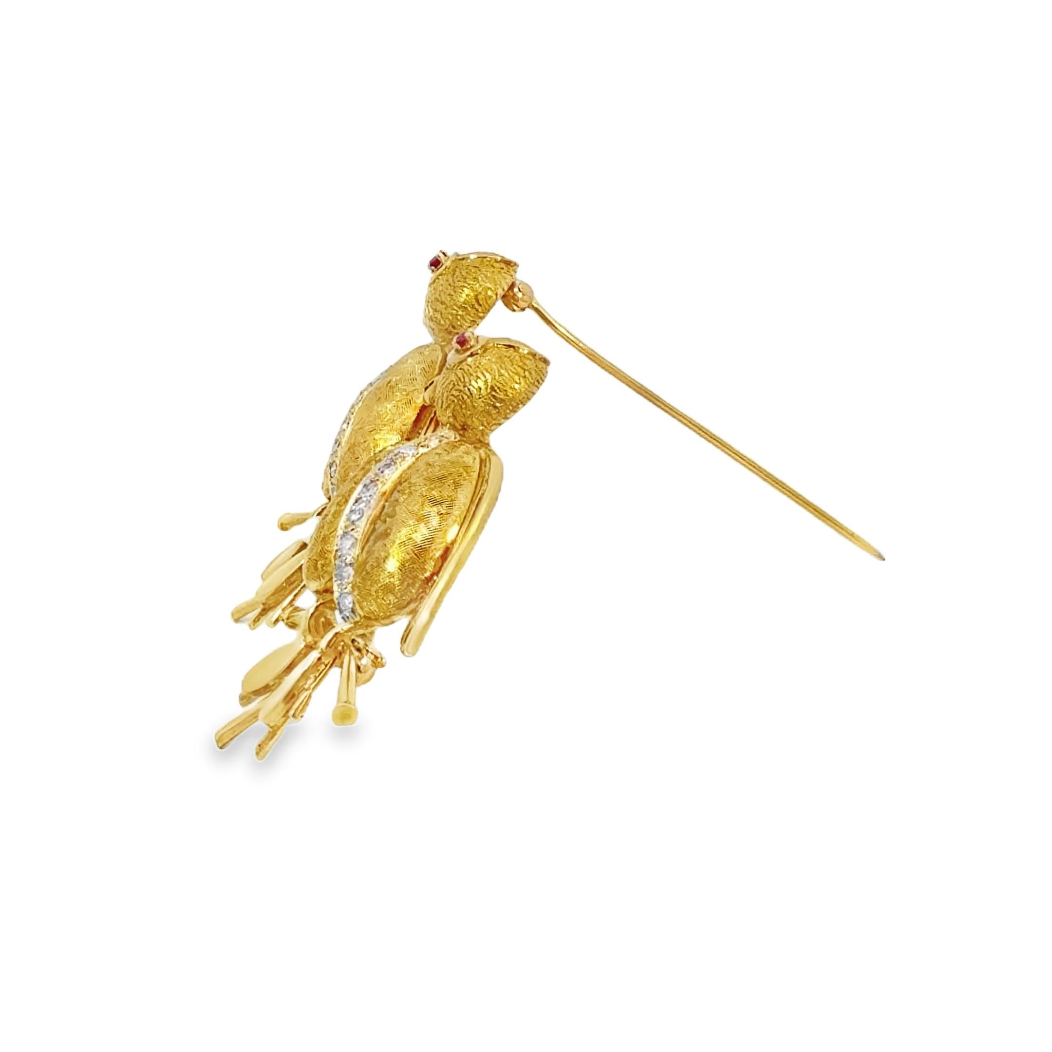 Retro 18K Gold Love Bird Brooch Pin with Diamonds and Ruby Eyes (Rundschliff) im Angebot