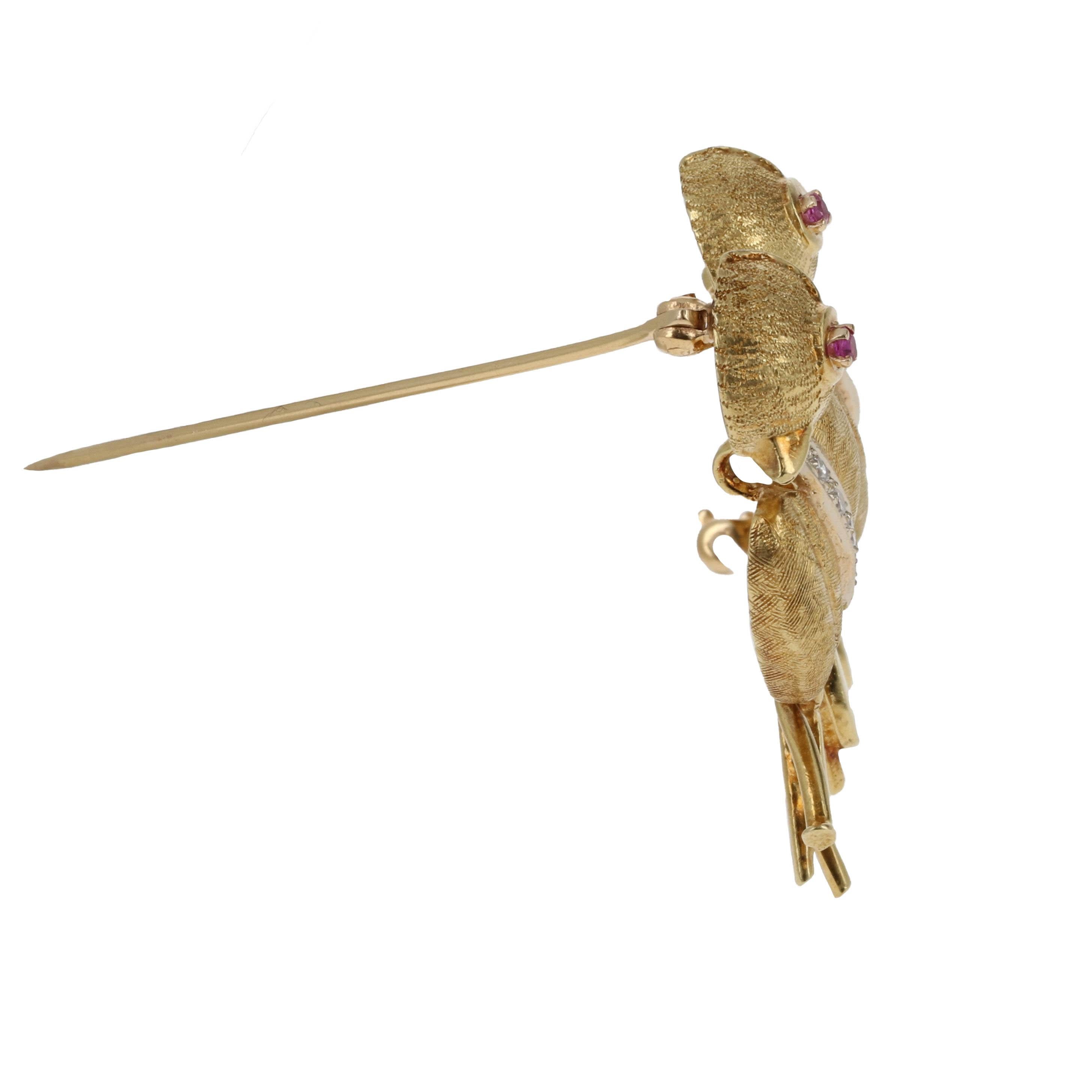 Retro 18K Gold Love Bird Brooch Pin with Diamonds and Ruby Eyes im Zustand „Hervorragend“ im Angebot in Beverly Hills, CA