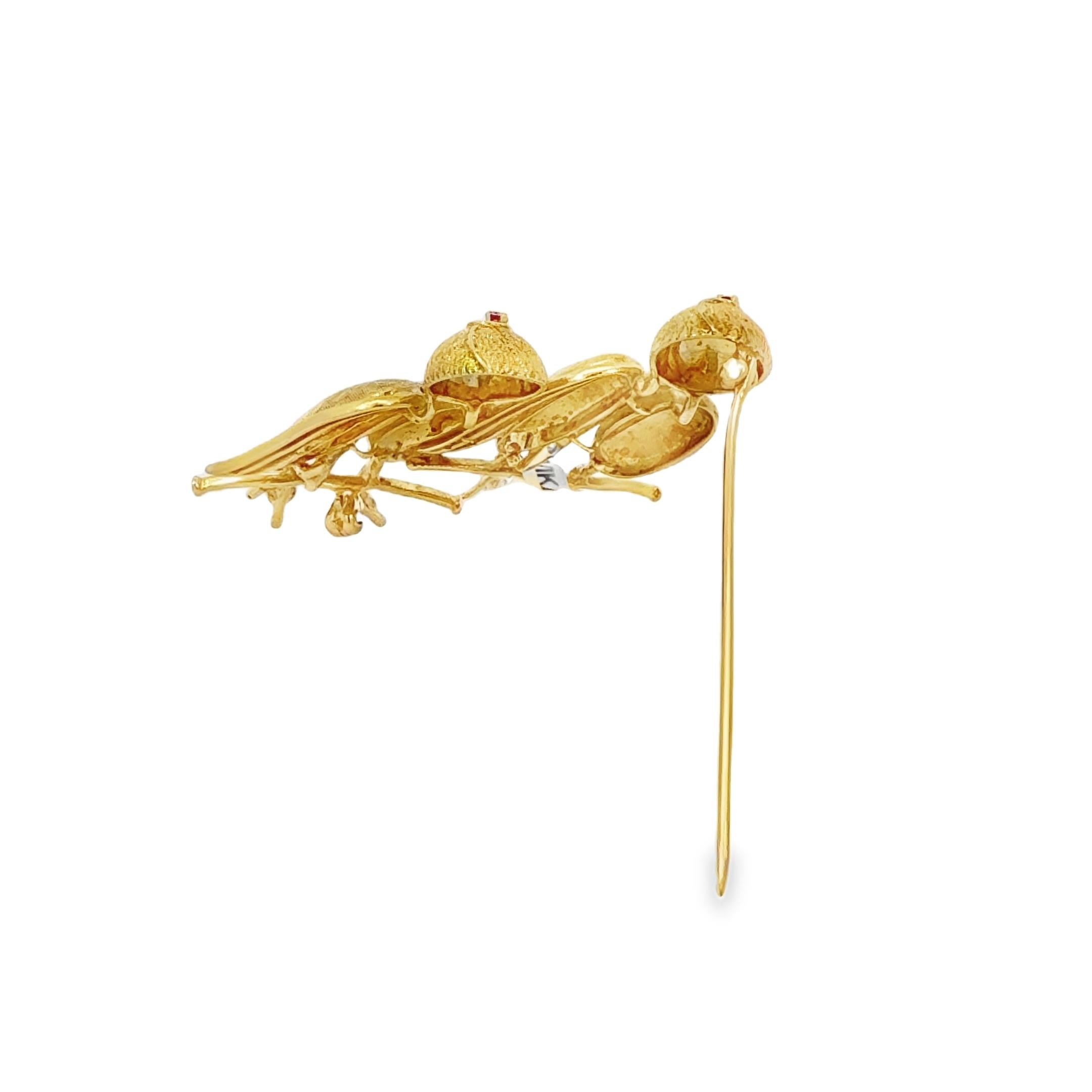 Retro 18K Gold Love Bird Brooch Pin with Diamonds and Ruby Eyes Herren im Angebot