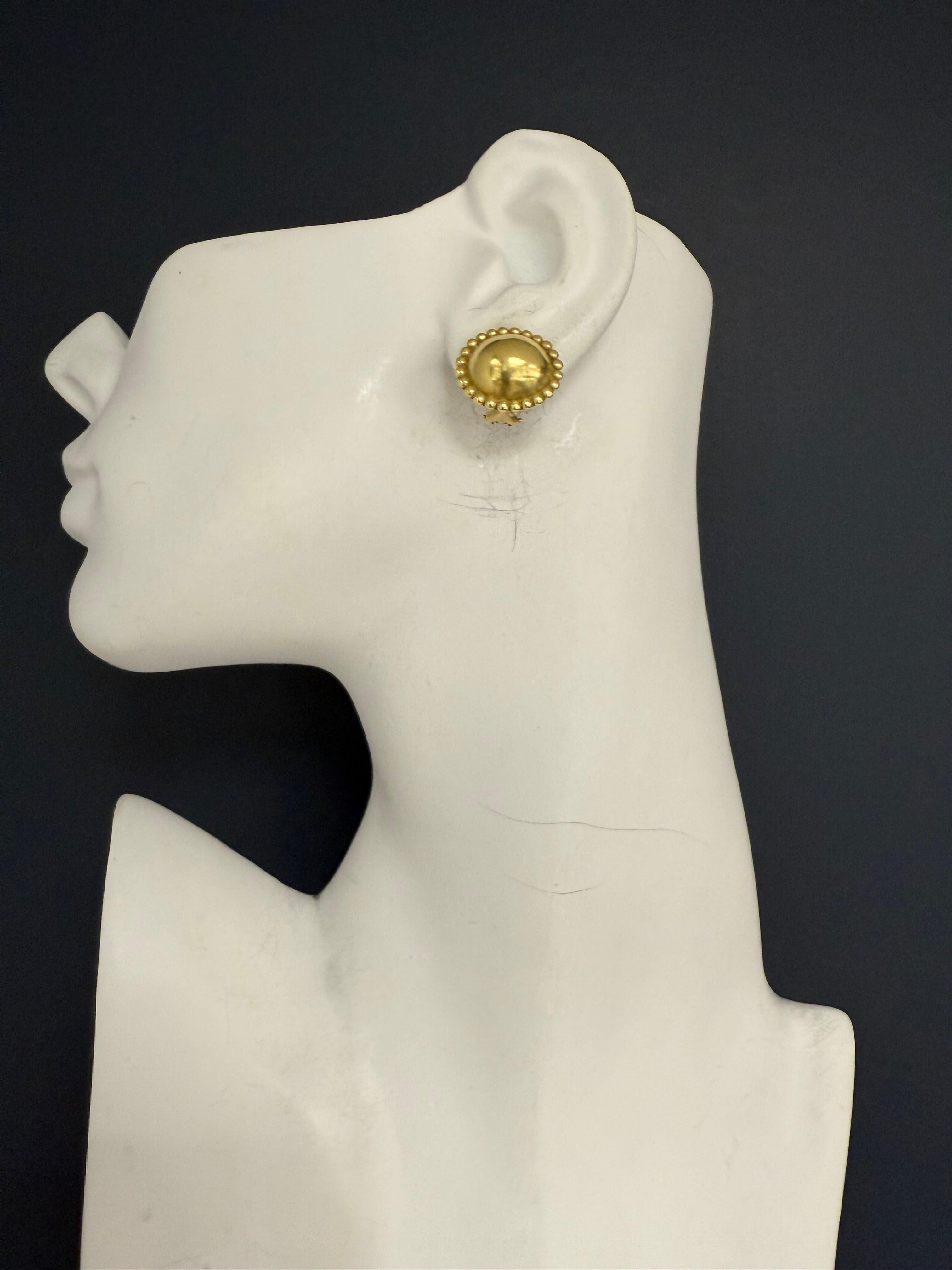 Retro-Ohrringe aus satiniertem 18-karätigem Gold des renommierten Herstellers Kieselstein-Cord, mit Perlenmuster. Jeder Ohrring ist ca. 19 mm breit und 17 mm hoch, gestempelt 1983. Gesamtgewicht 11,7 Gramm.
 
Drei Haftungsausschlüsse / Besondere
