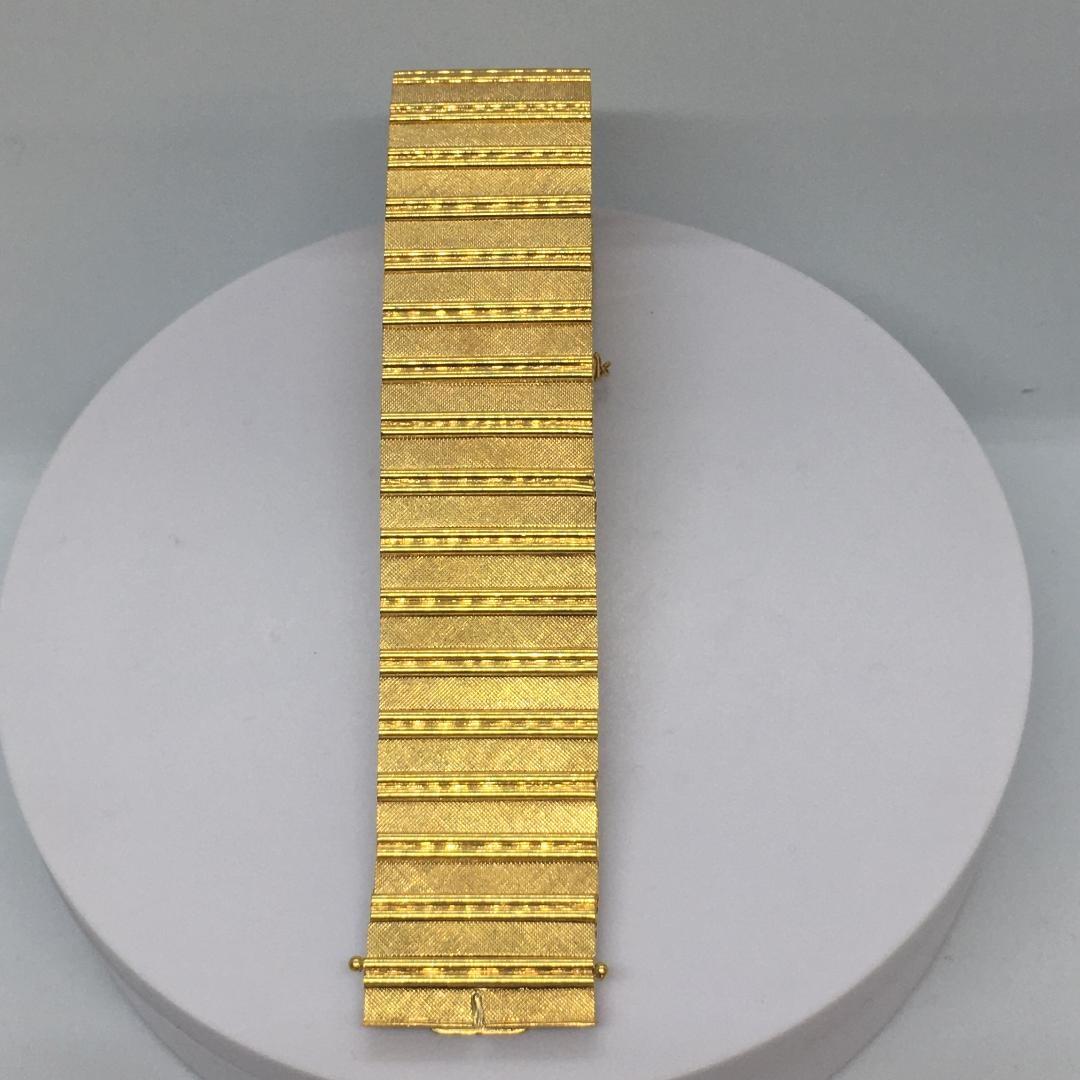 This beautiful Italian gold bracelet is a stunning piece of vintage jewelry. With a weight of 47.5 grams and a length of 7.5 inches, it is the perfect size for any wrist. The bracelet has a classic wrap style and is signed by the designer. The piece