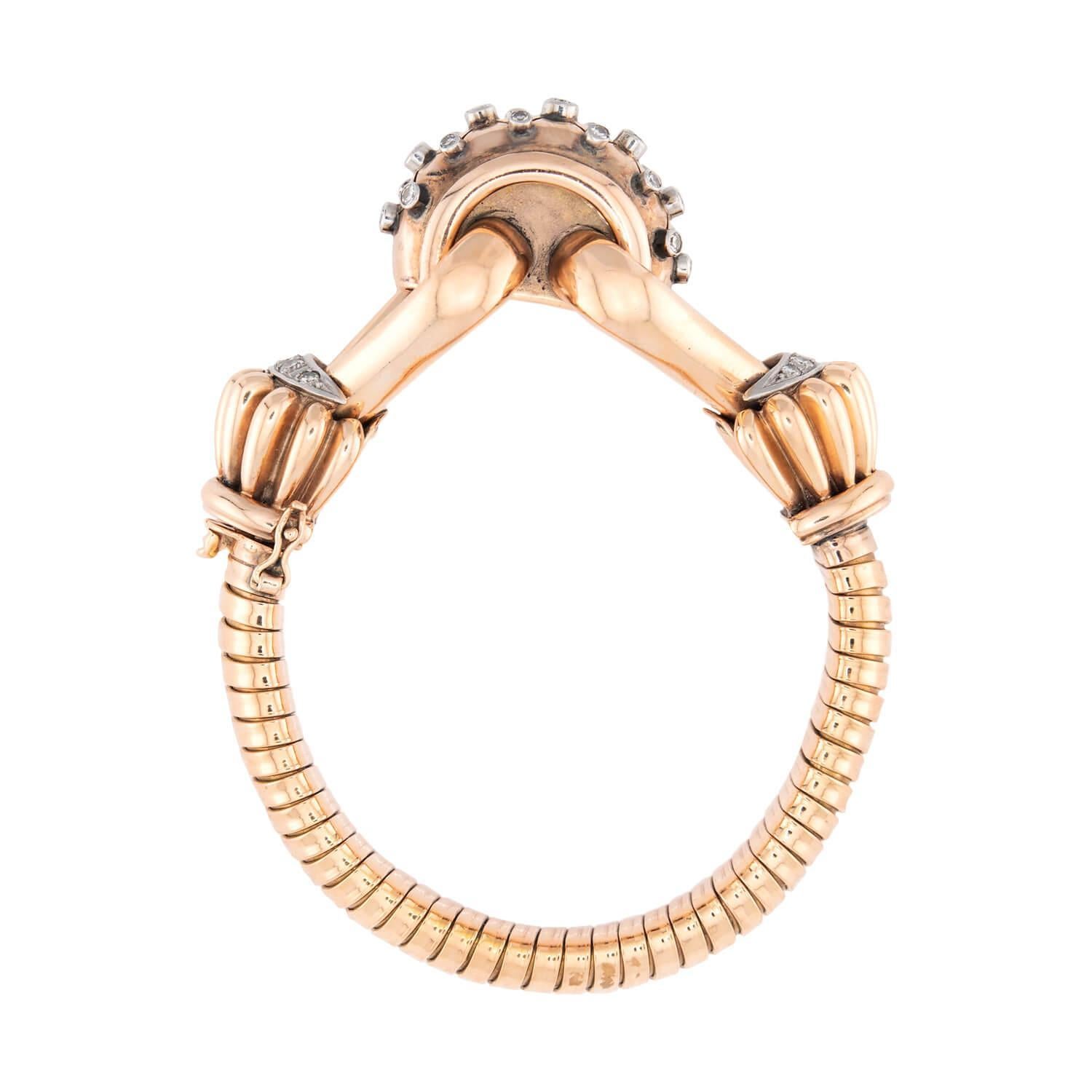 Un bellissimo bracciale a collo d'oca con diamanti dell'epoca Early Retro (ca. 1940)! Realizzato in oro 18 carati e platino, questo bracciale è composto da un bracciale a collo d'oca che presenta un intricato centrotavola. Il centro è caratterizzato