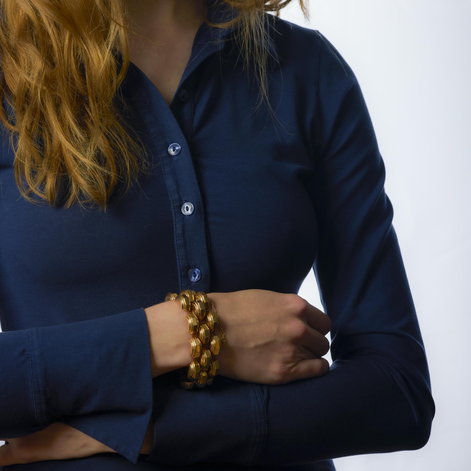 Ce bracelet Retro audacieux présente un luxueux or rose 18 carats dans un design sculptural intemporel, rayonnant d'élégance et de sophistication vintage avec une présence substantielle.