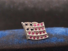 Spilla retrò con bandiera americana in oro bianco 18 carati con rubini, zaffiri e diamanti - VHK#4