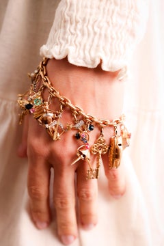 Bracciale retrò in oro giallo e bianco 18 carati con 16 charme stravaganti