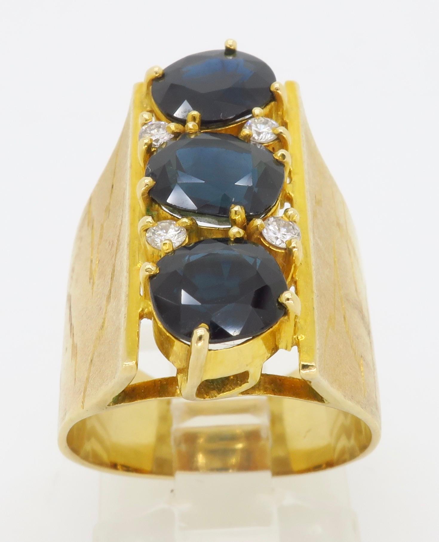 Women's or Men's Retro 18 Karat Yellow Gold Blue Sapphire Ring