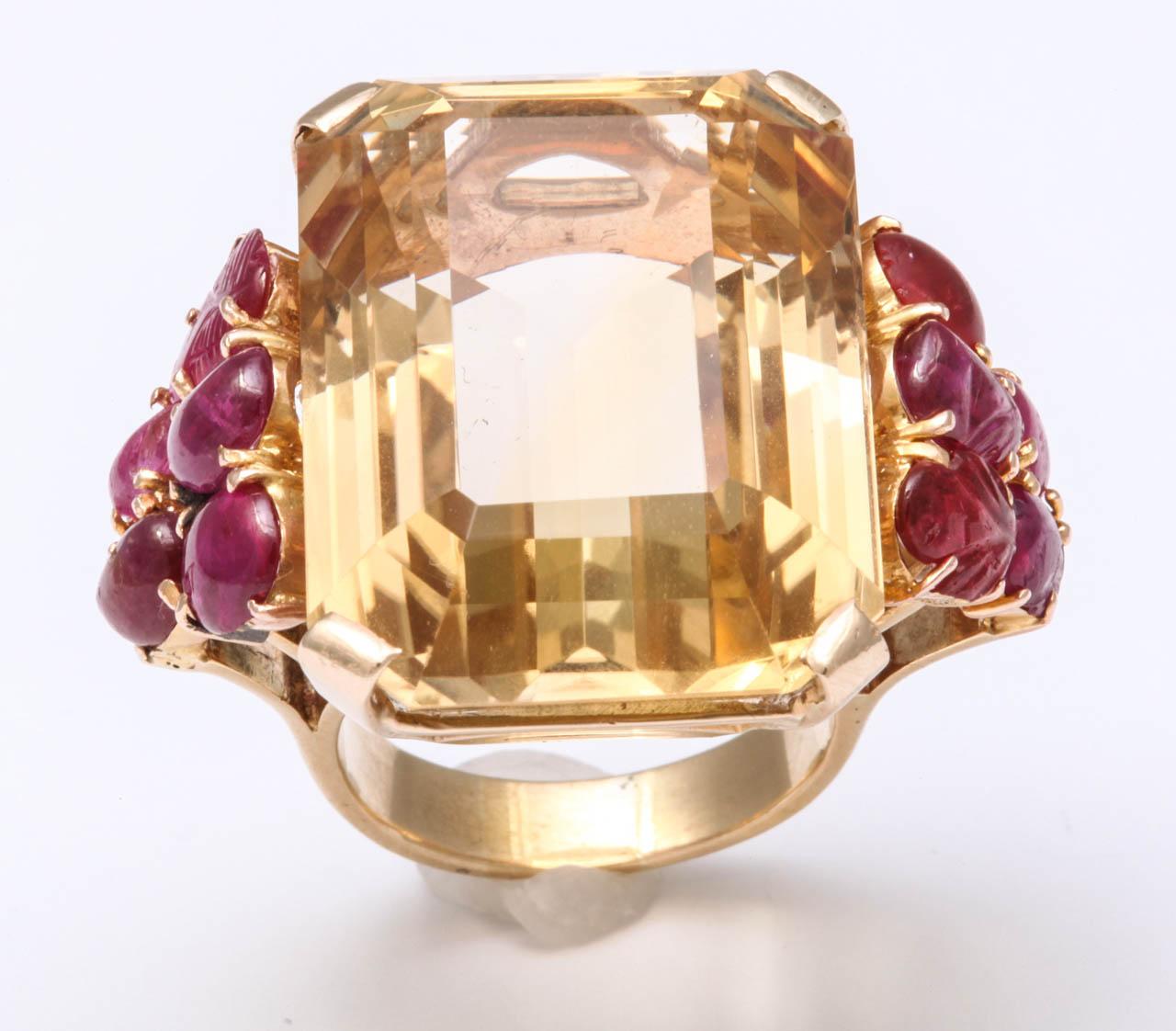 Retro 18K Yellow Gold Carved Ruby Citrine Ruby Ring In Good Condition For Sale In New York, NY