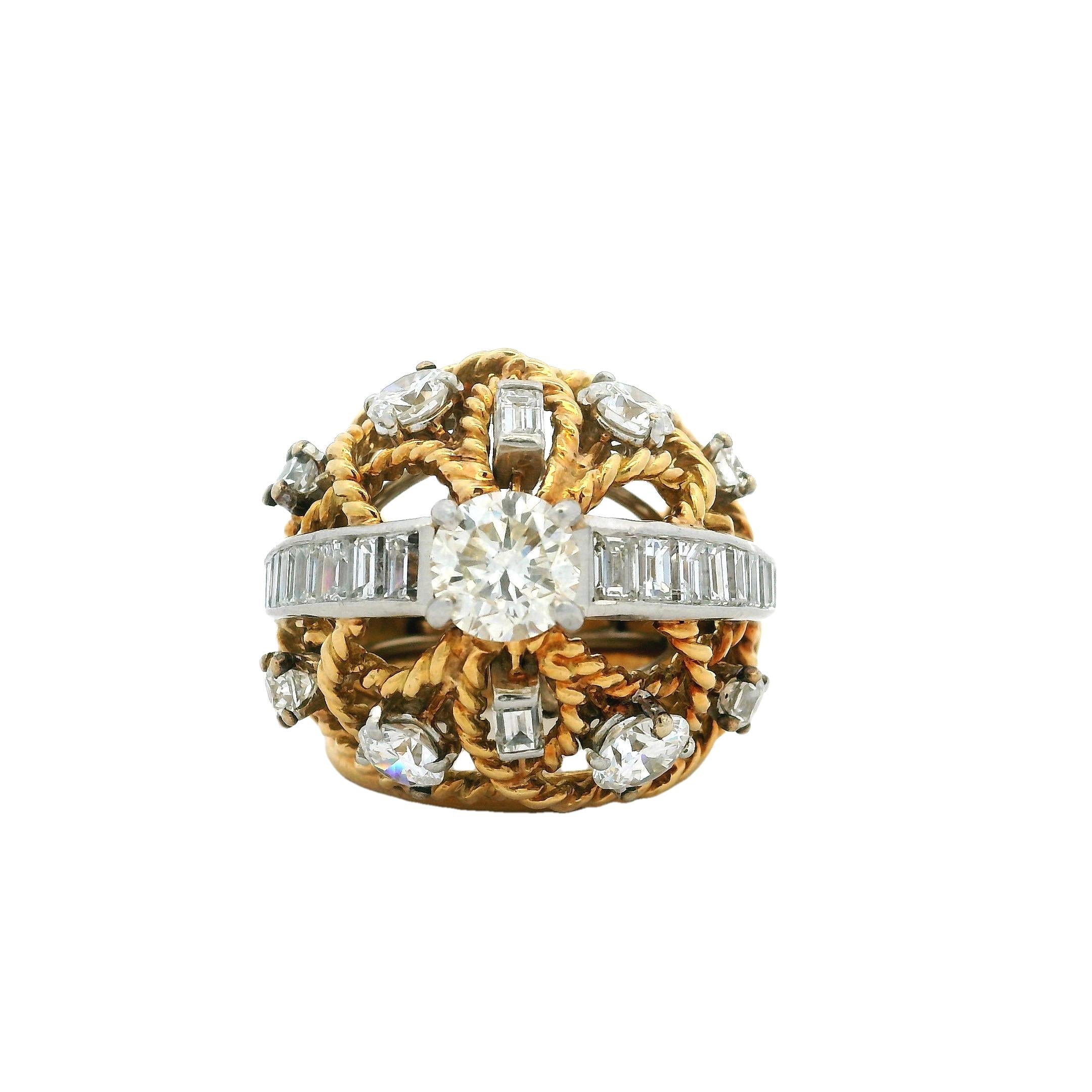 Magnifique bague dôme italienne en diamant de l'époque rétro, réalisée en or jaune 18 carats, vers 1950. En son cœur se trouve un étincelant diamant rond de taille brillant de 1,05 carat (couleur L, pureté VS1), rehaussé d'une remarquable bande de